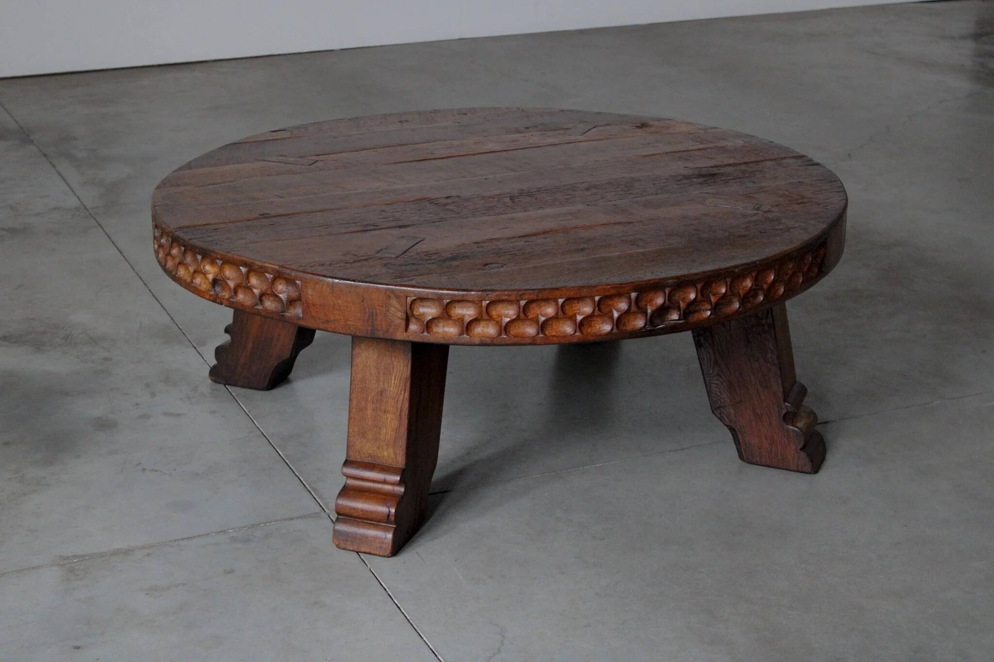 Table basse ronde rustique en chêne sculpté - Pays-Bas, années 1950