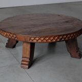 Table basse ronde rustique en chêne sculpté - Pays-Bas, années 1950