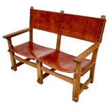 Banc de château brutaliste ancien fait main en chêne et cuir cognac, années 1920.