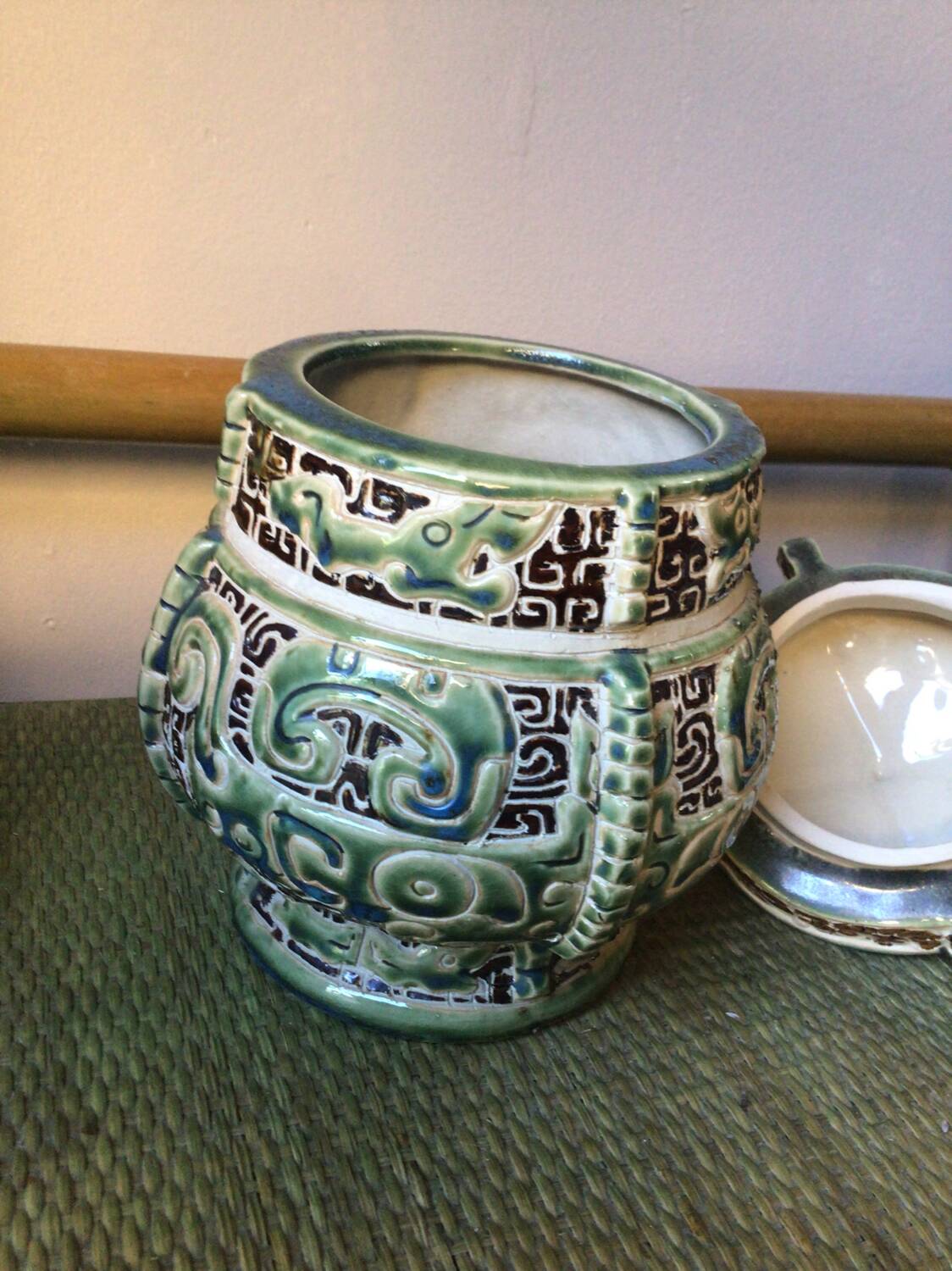 Stoneware pot with Asian decor