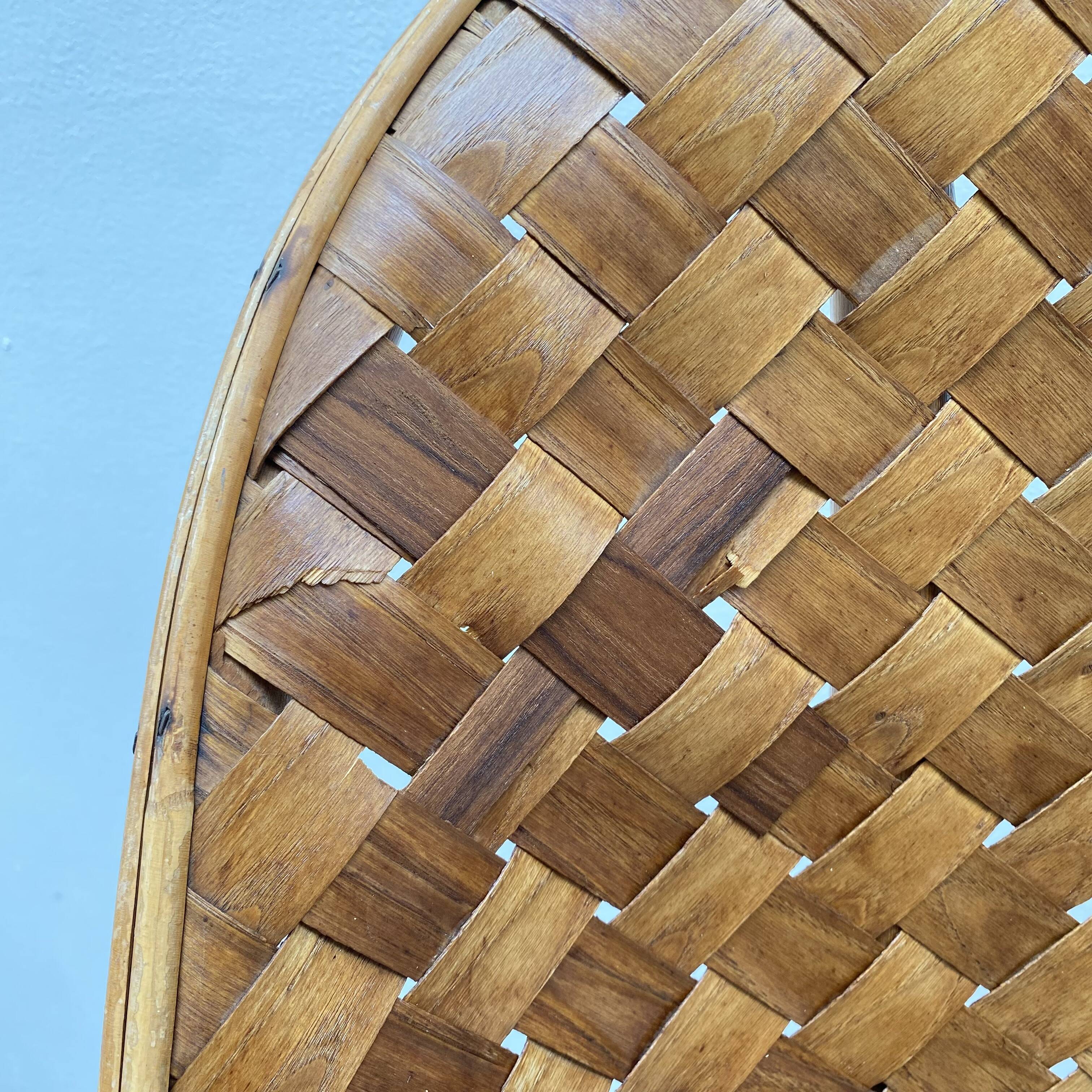 Ensemble composé d’une table et trois fauteuils en lamelles de châtaignier années 50/60