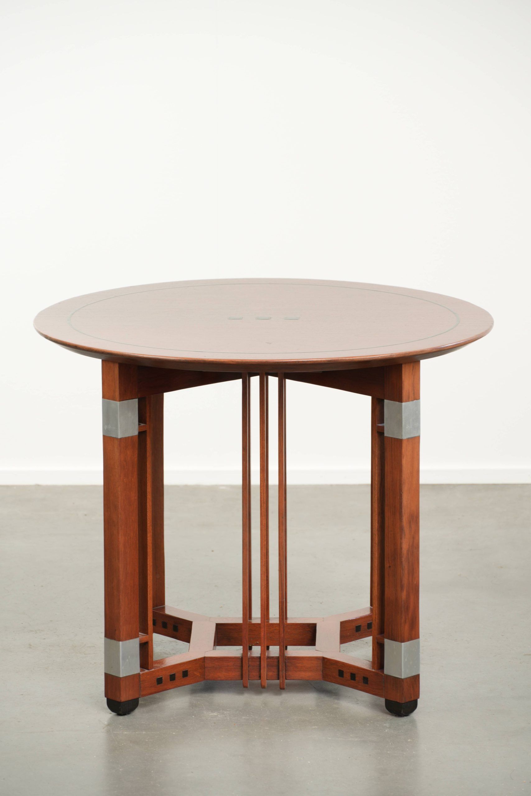 Table d'appoint ronde au design Art Déco