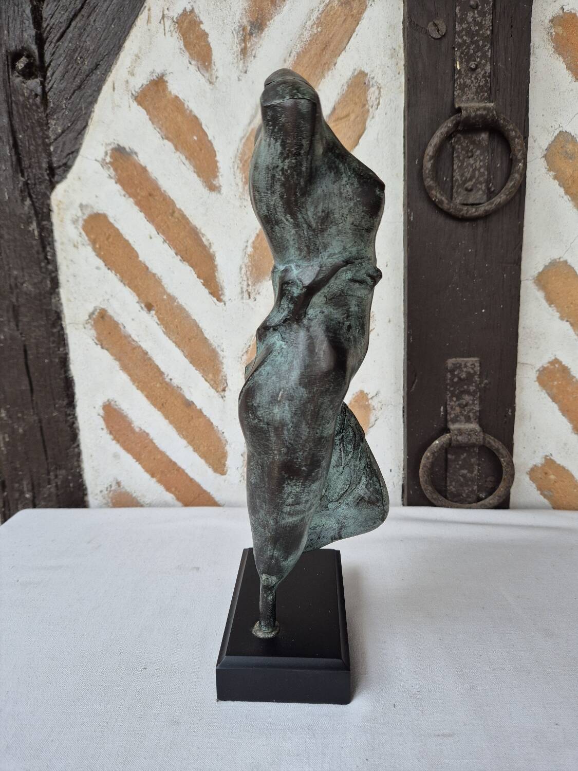 Sculpture statue female body