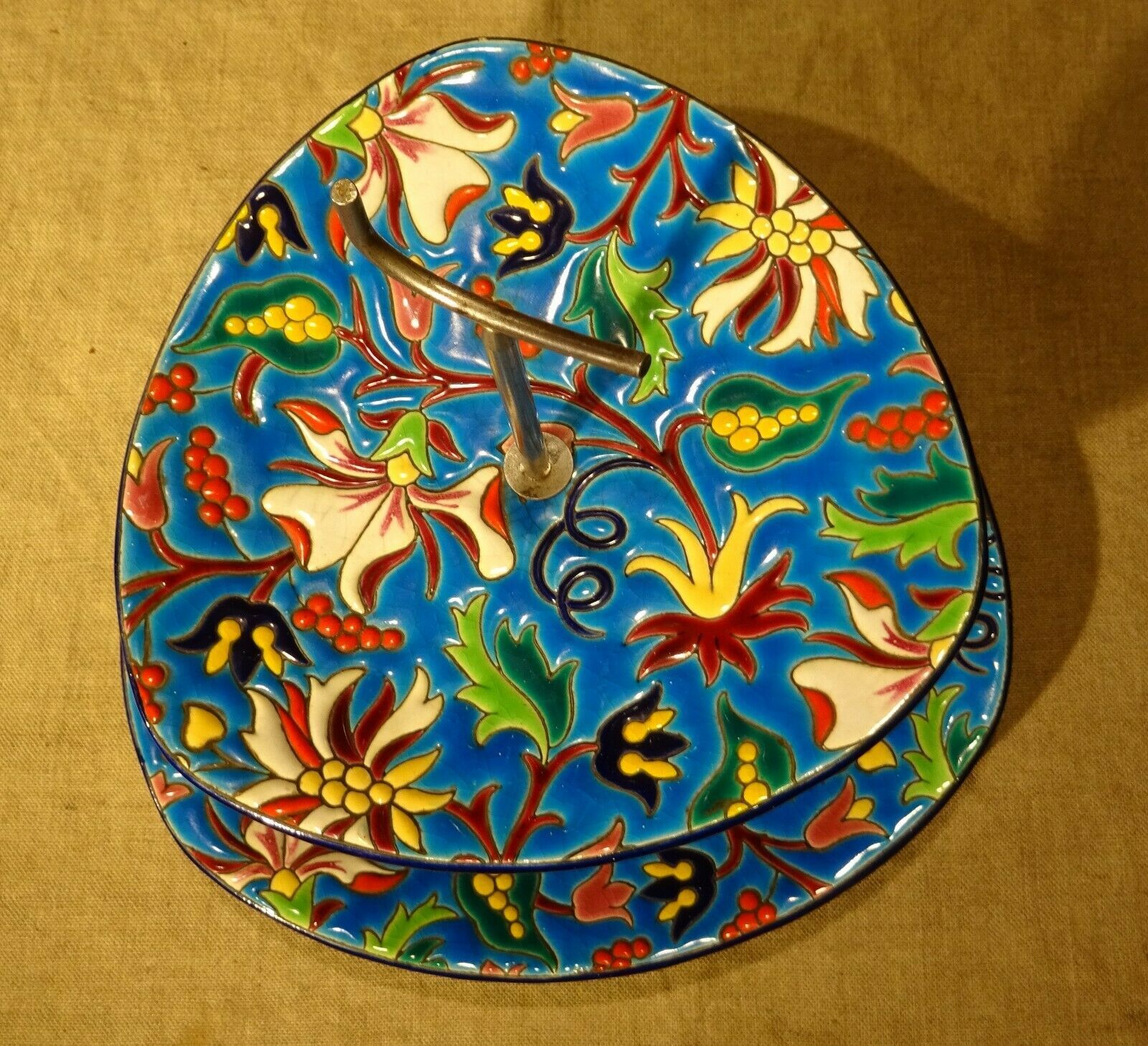 Servant silent emaux Longwy cake mignardises display