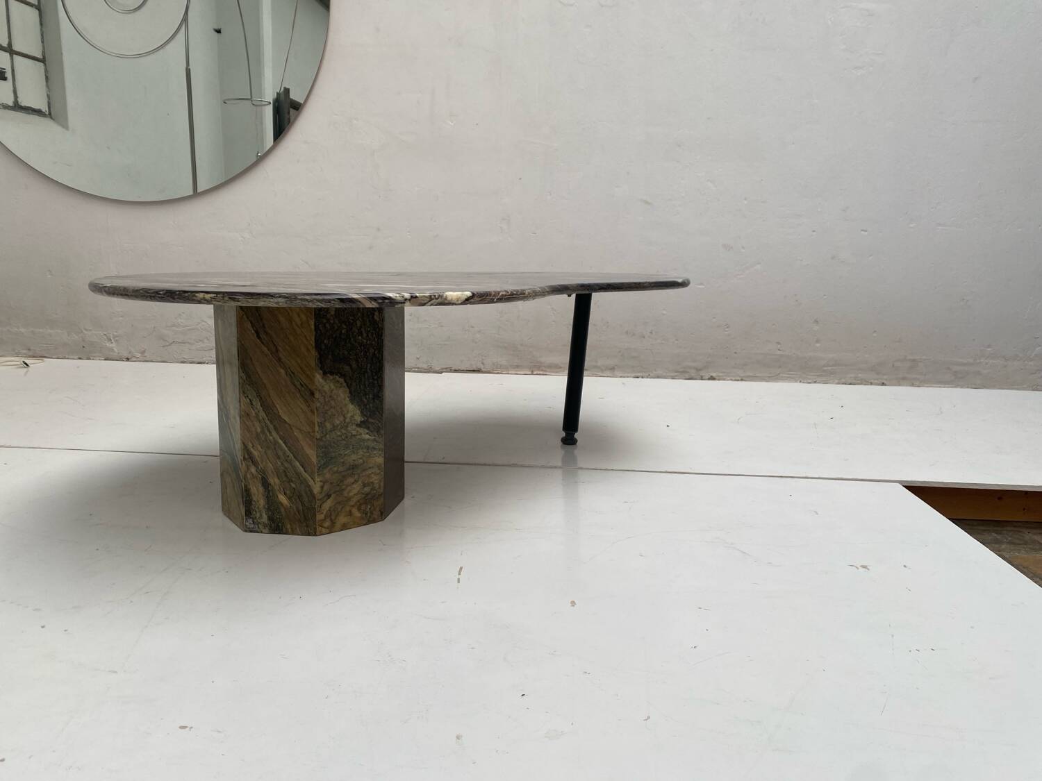 Table basse en marbre de Carrare forme organique