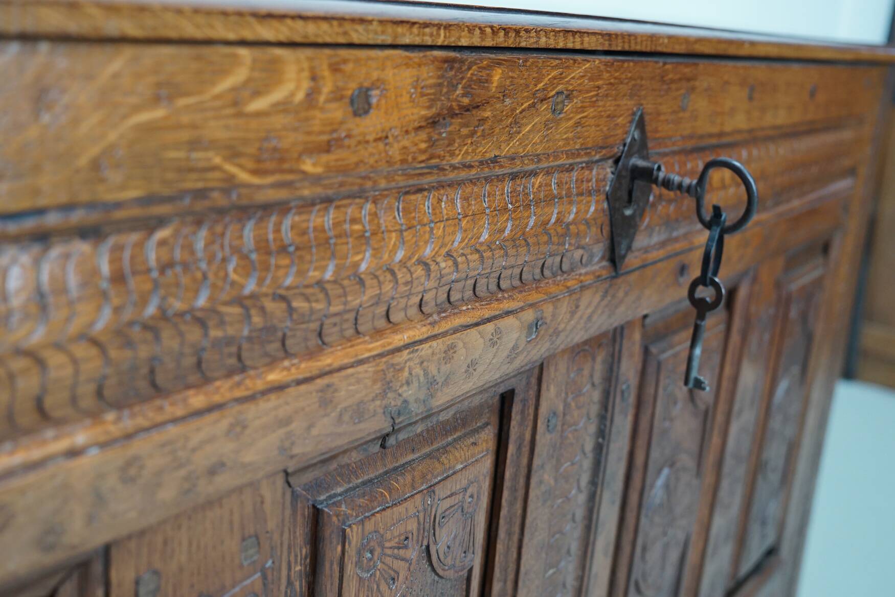 Commode / table d'appoint en chêne sculpté hollandais du milieu du XVIIIe siècle