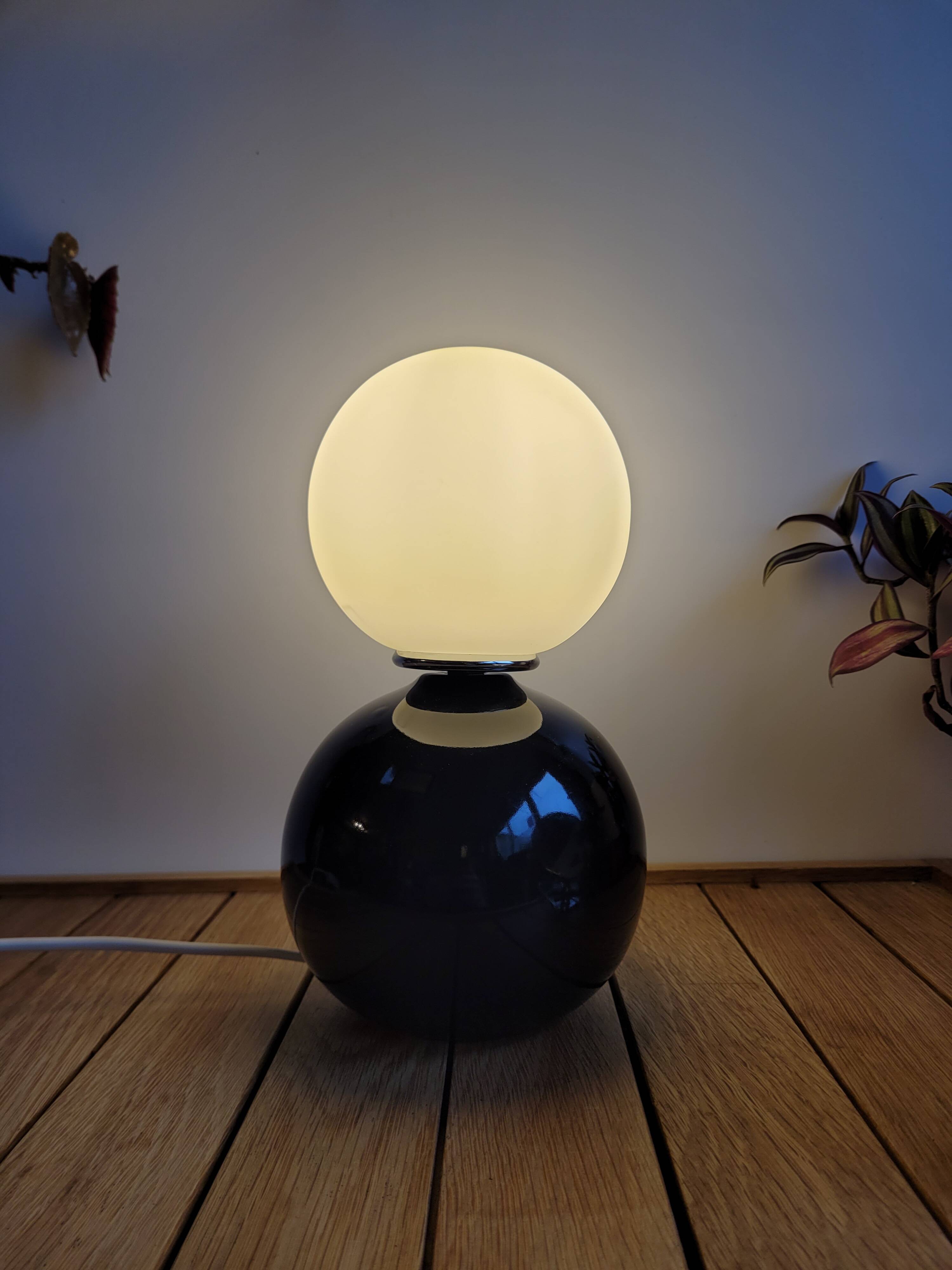 Vintage 1980 globe ball table lamp