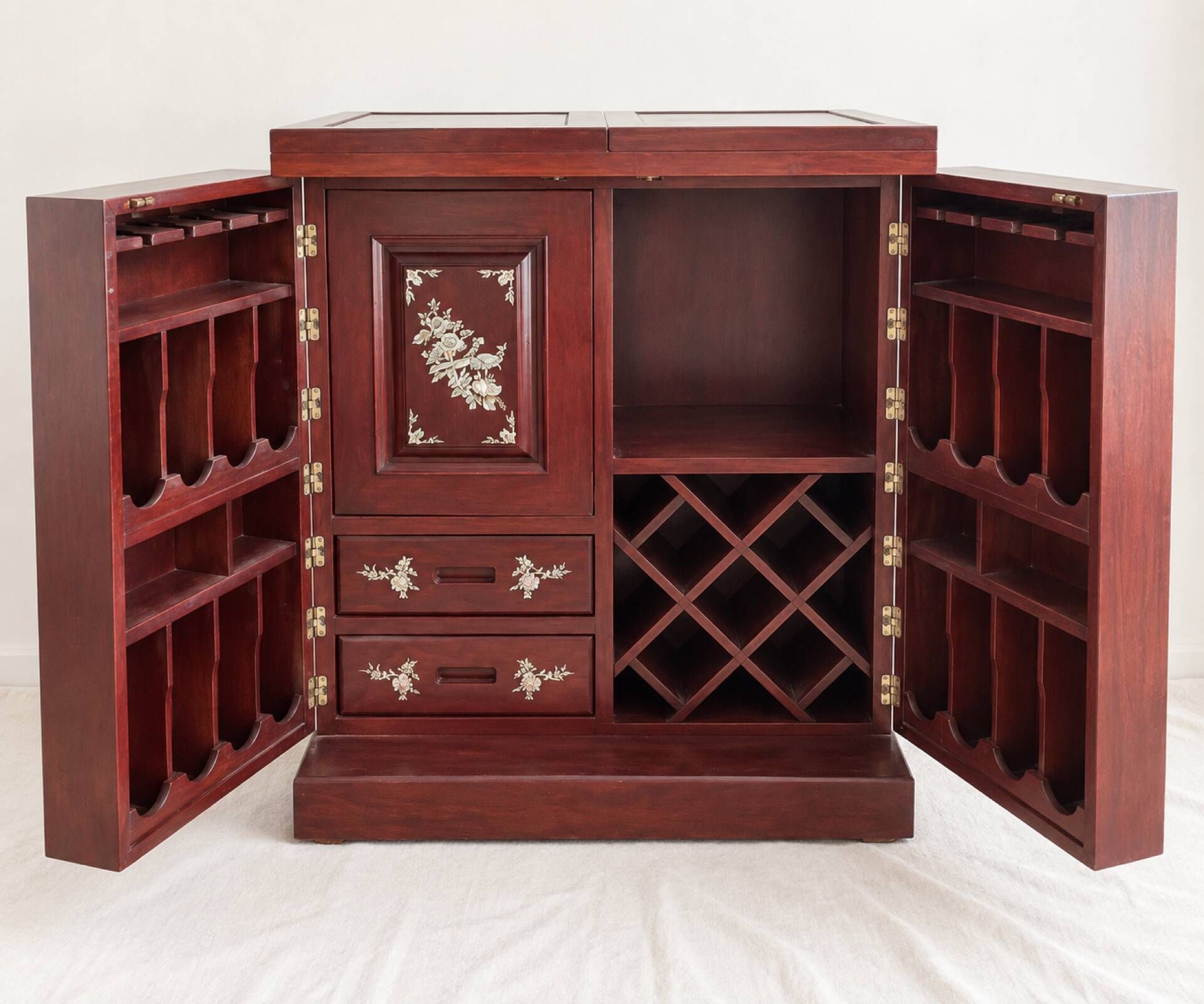 Bar cabinet in rosewood and mother-of-pearl – handcrafted.