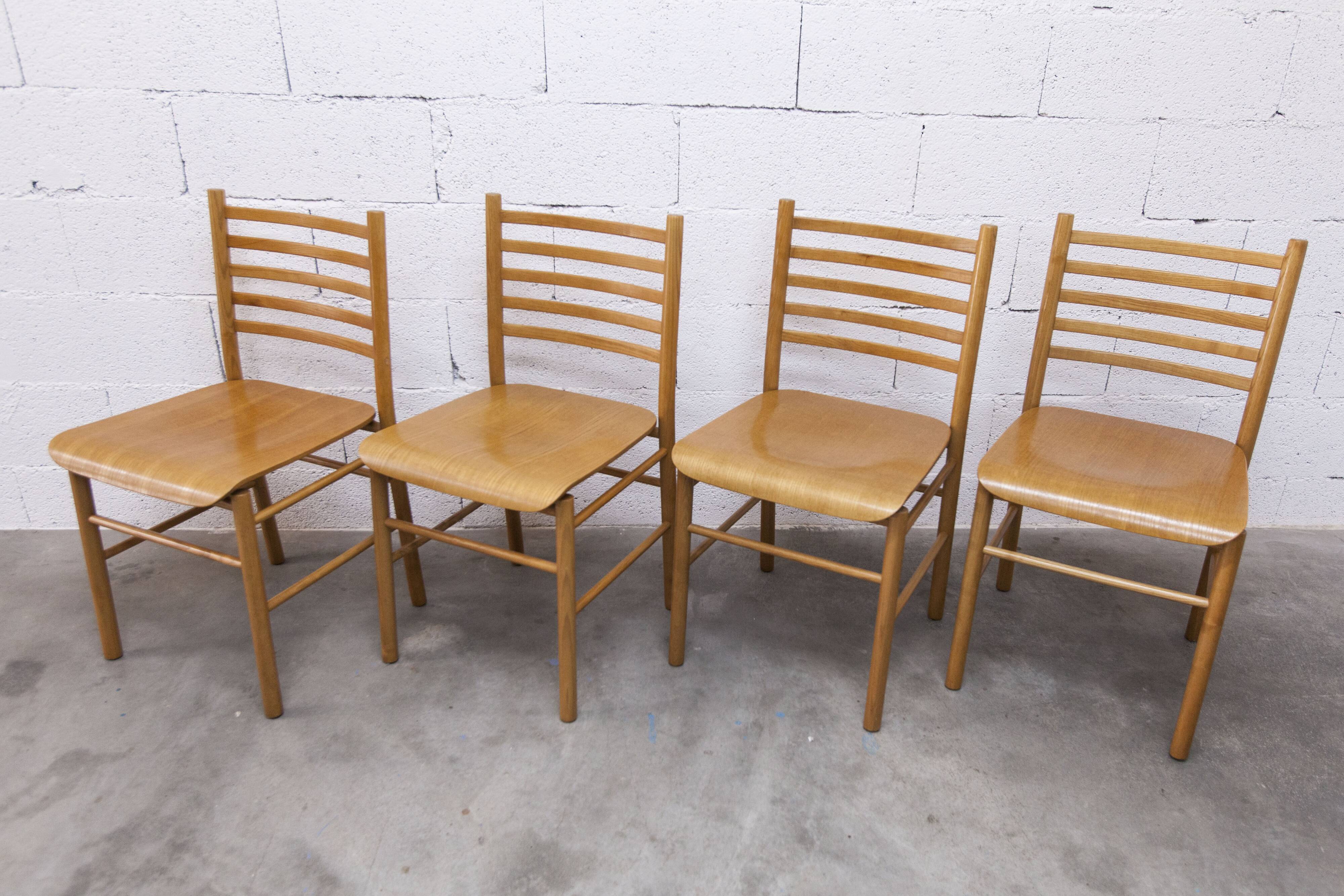 Danish ensemble transformable table 114 cm / 154 + 4 modernist chairs from the 1970s.