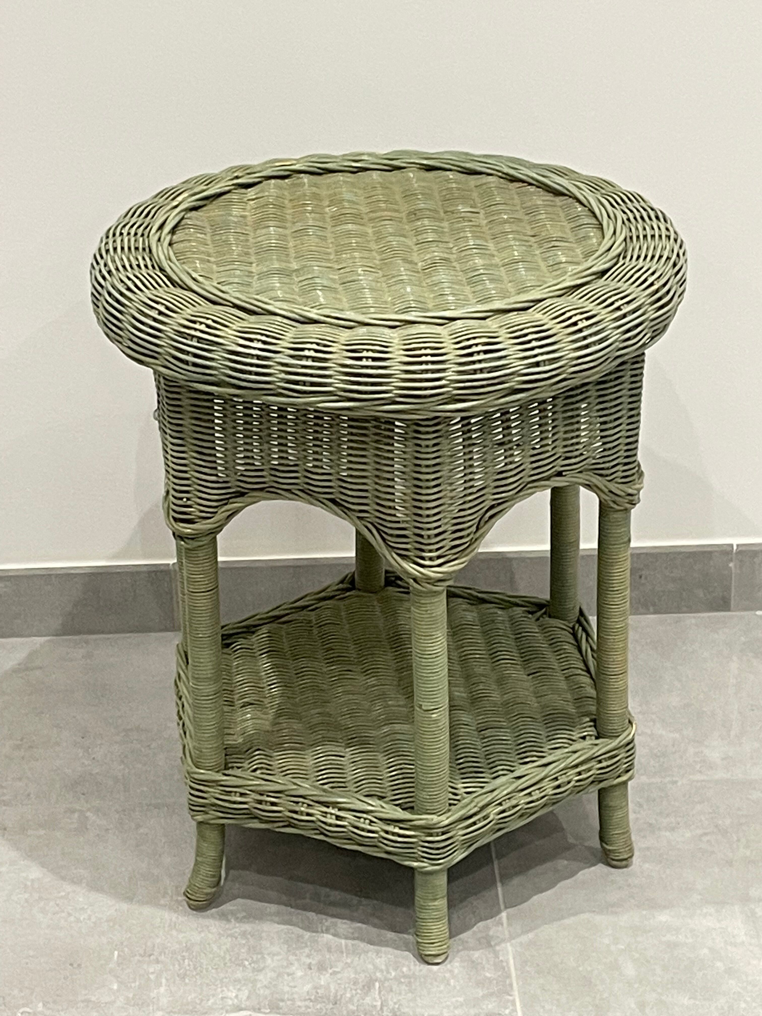 Side table or pedestal table in tinted basketry