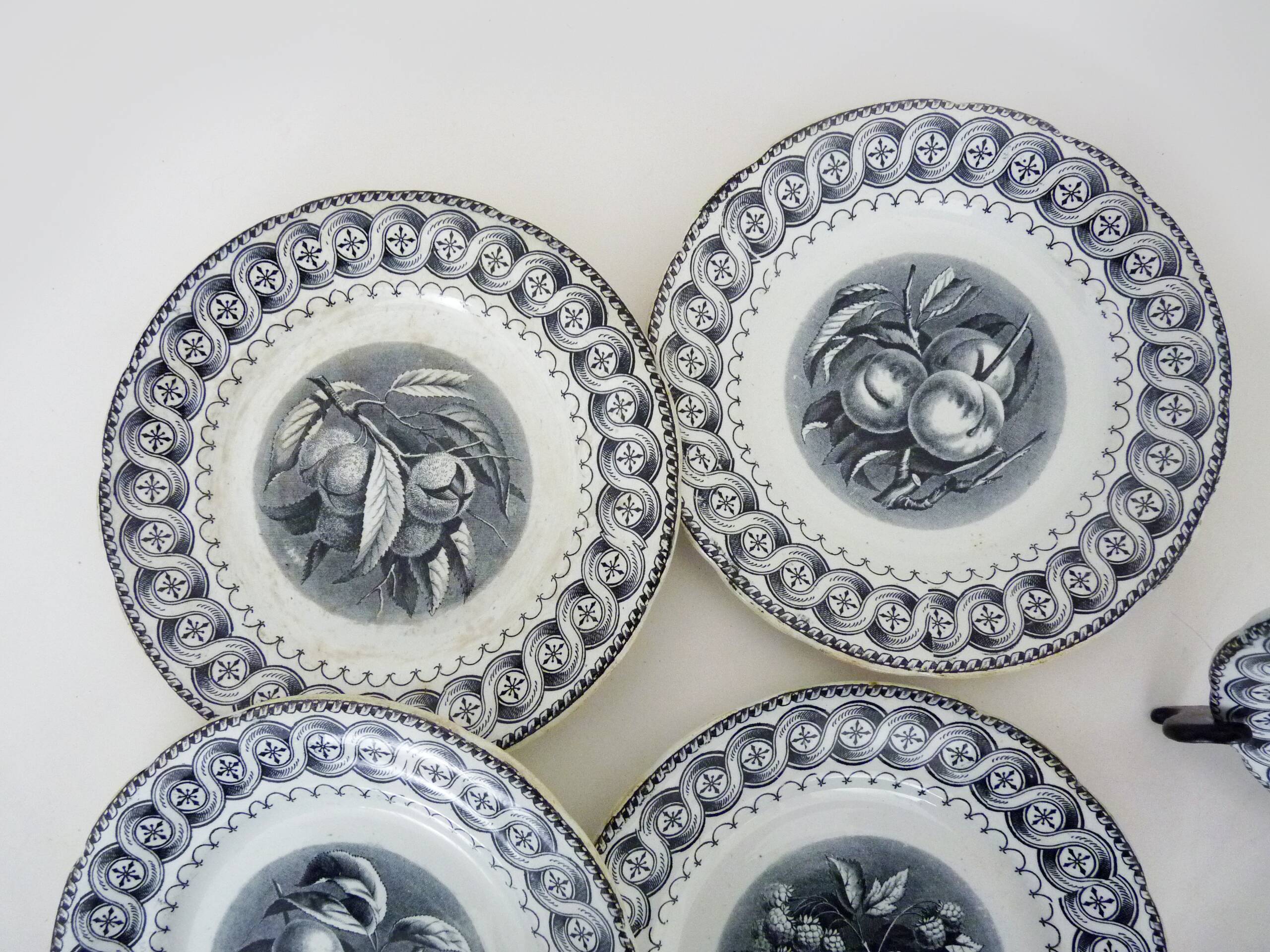 10 assiettes à dessert en faïence signées HB Choisy le roi XIXème