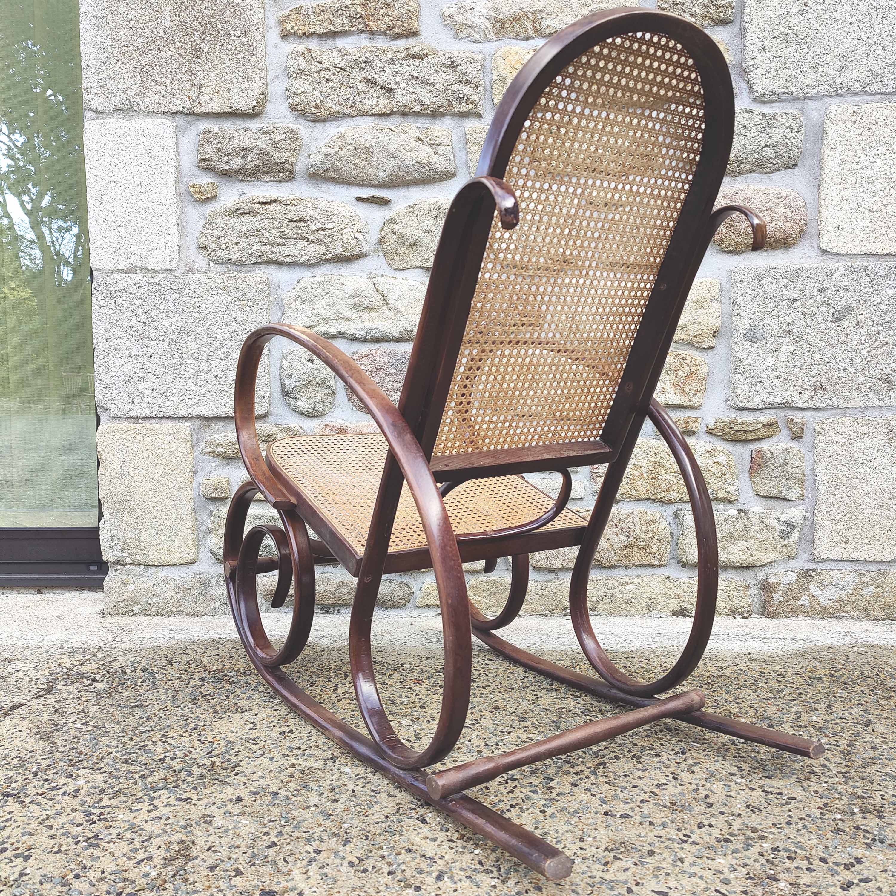 Rocking-chair cannage and curved wood
