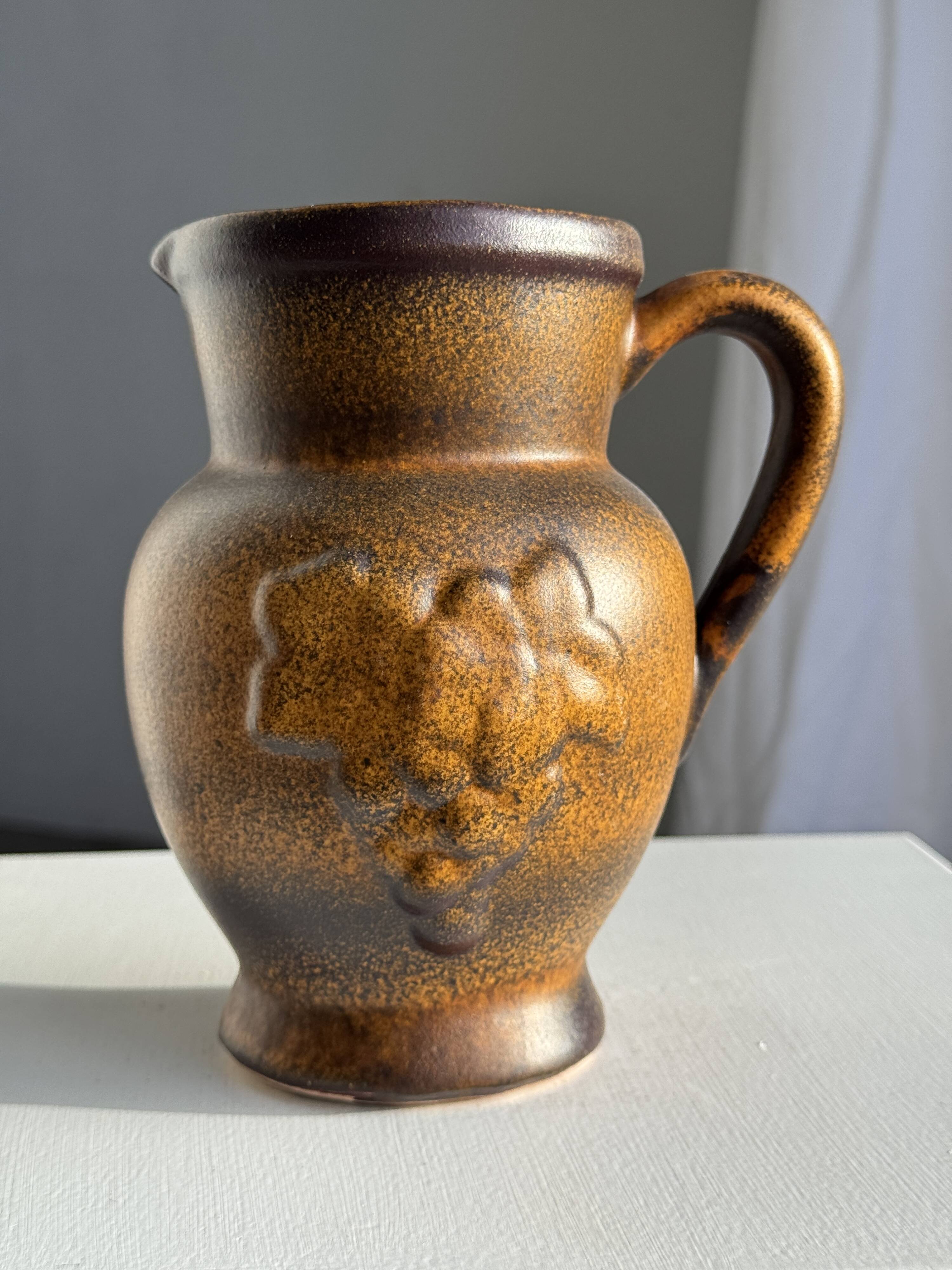 Speckled stoneware jug with grape pattern H17