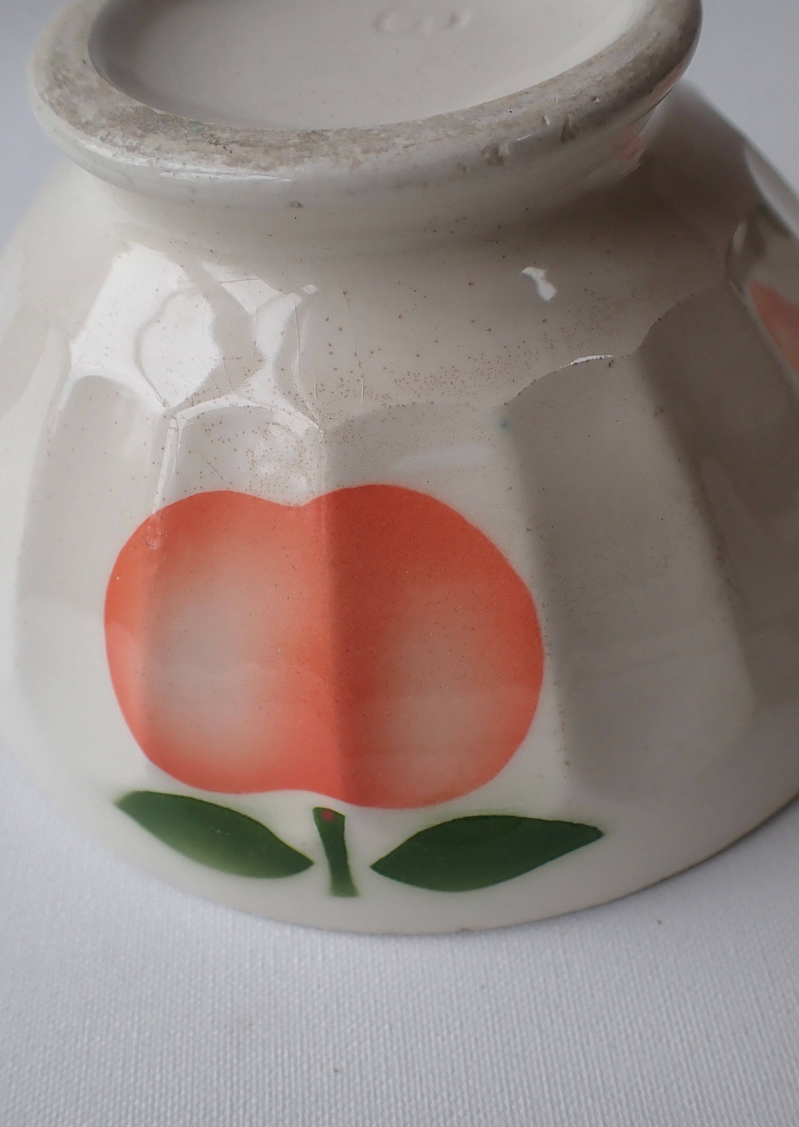 Lot de 2 anciens bols à facettes - motif pomme (ou pêche)