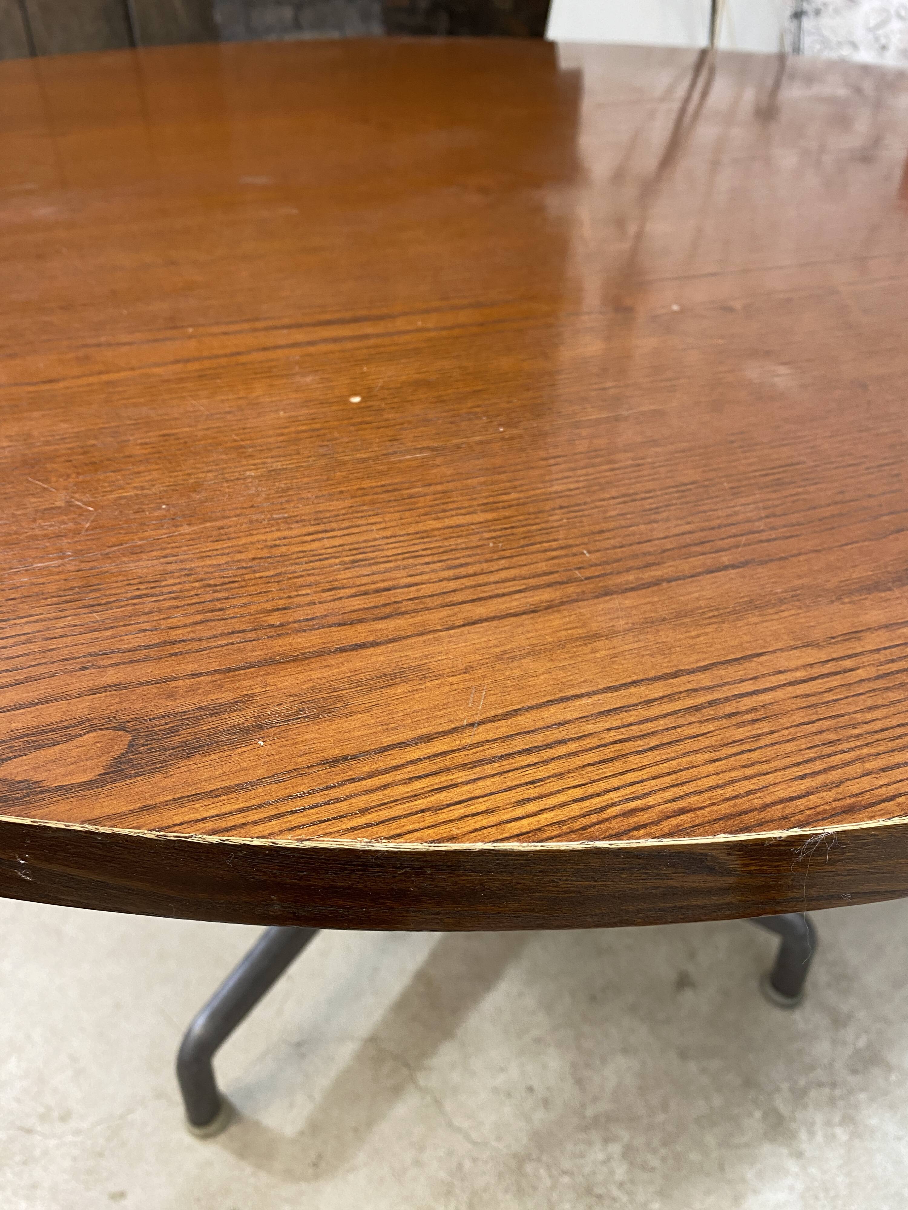 Round table by Giancarlo Piretti, Castelli edition