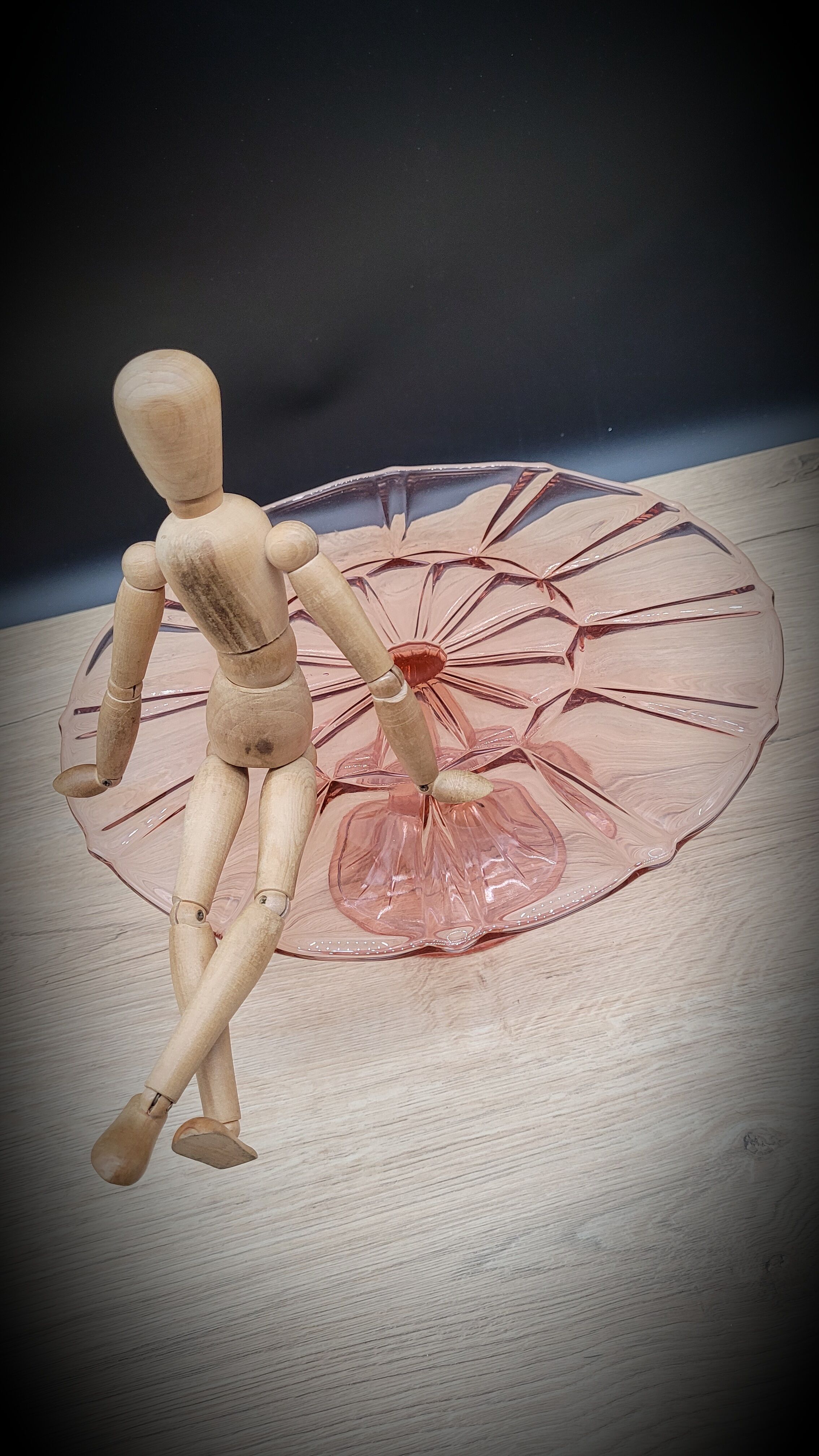 Dish cake or pie on foot