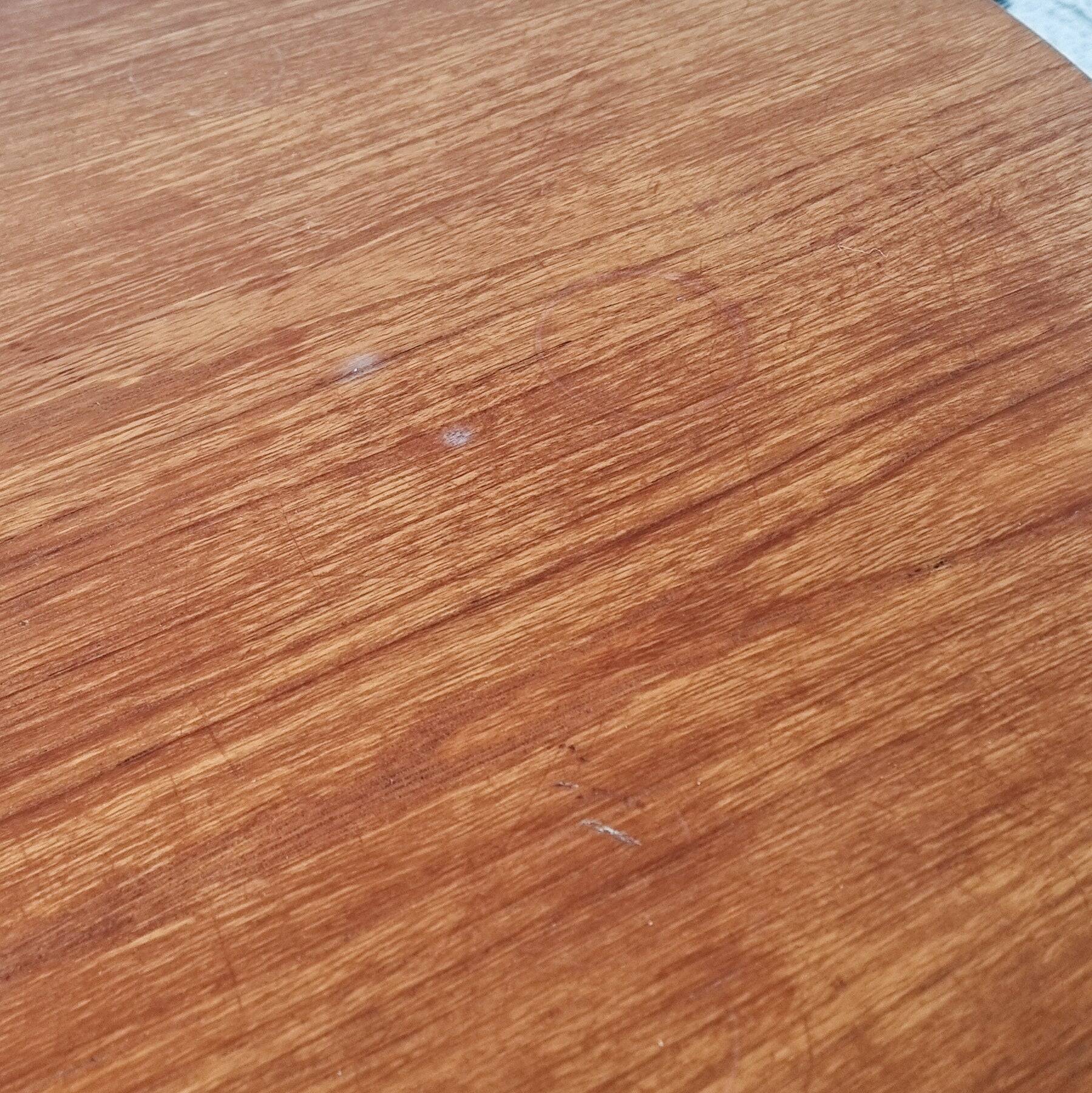 Table basse ronde suédoise avec détails en laiton