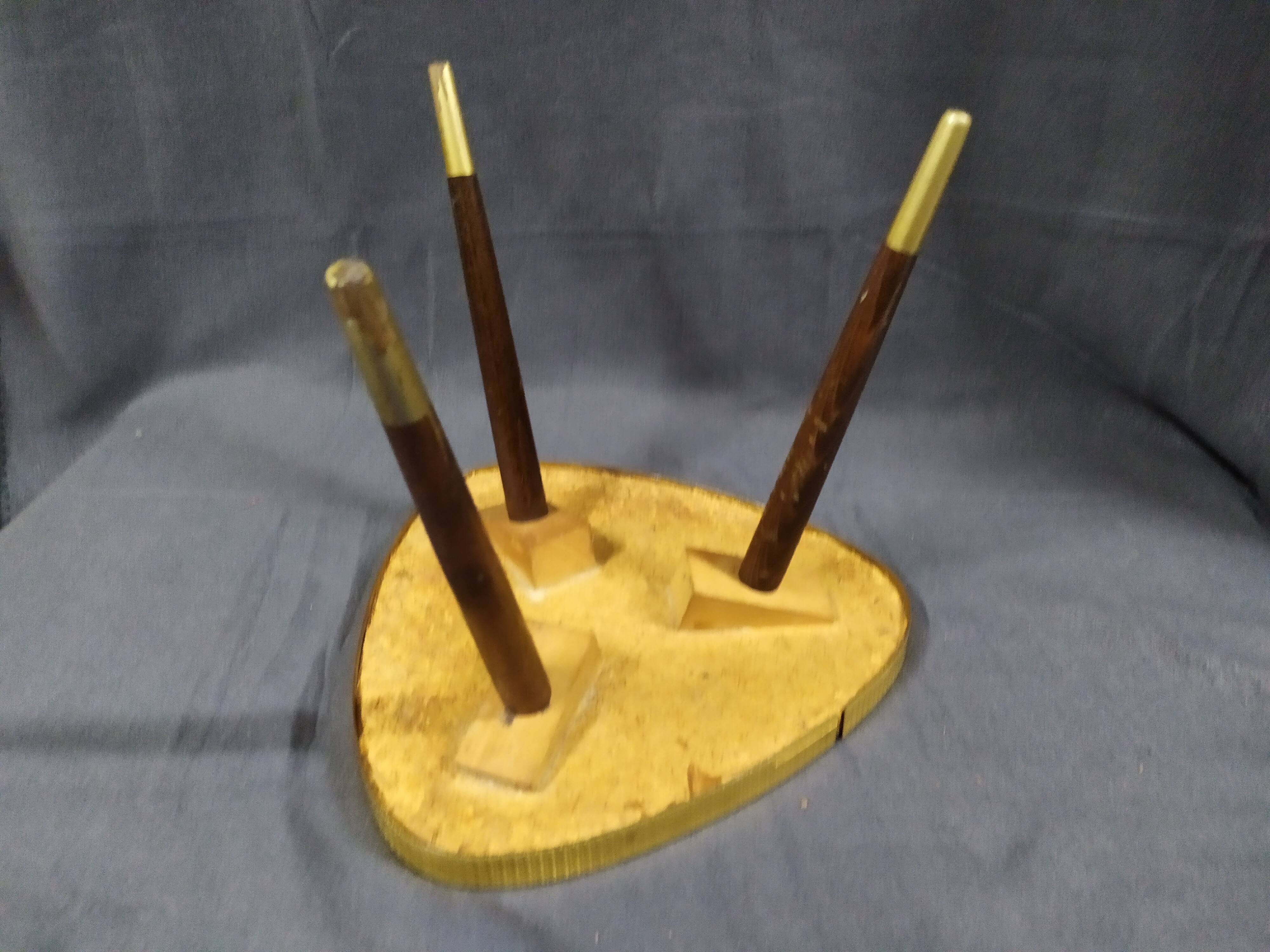 Tripode en formica repose plante