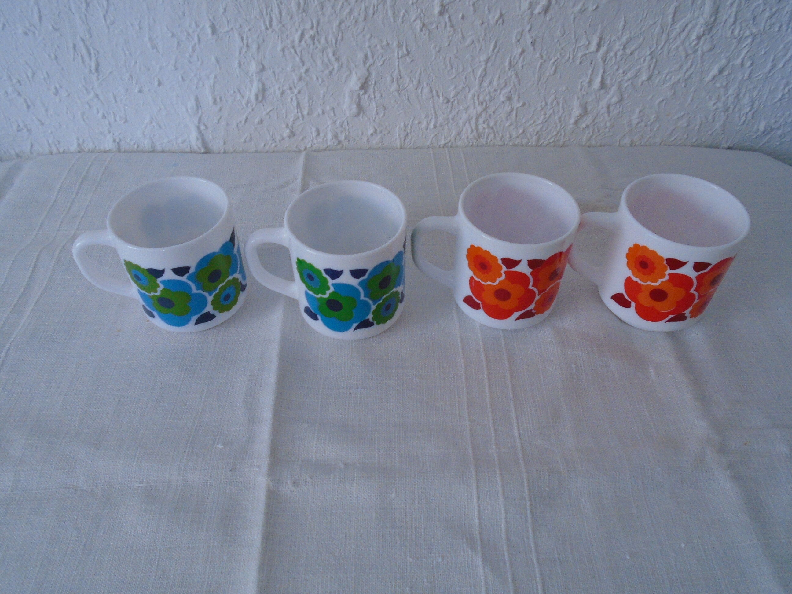 4 mugs lotus flowers red and blue arcopal vintage france