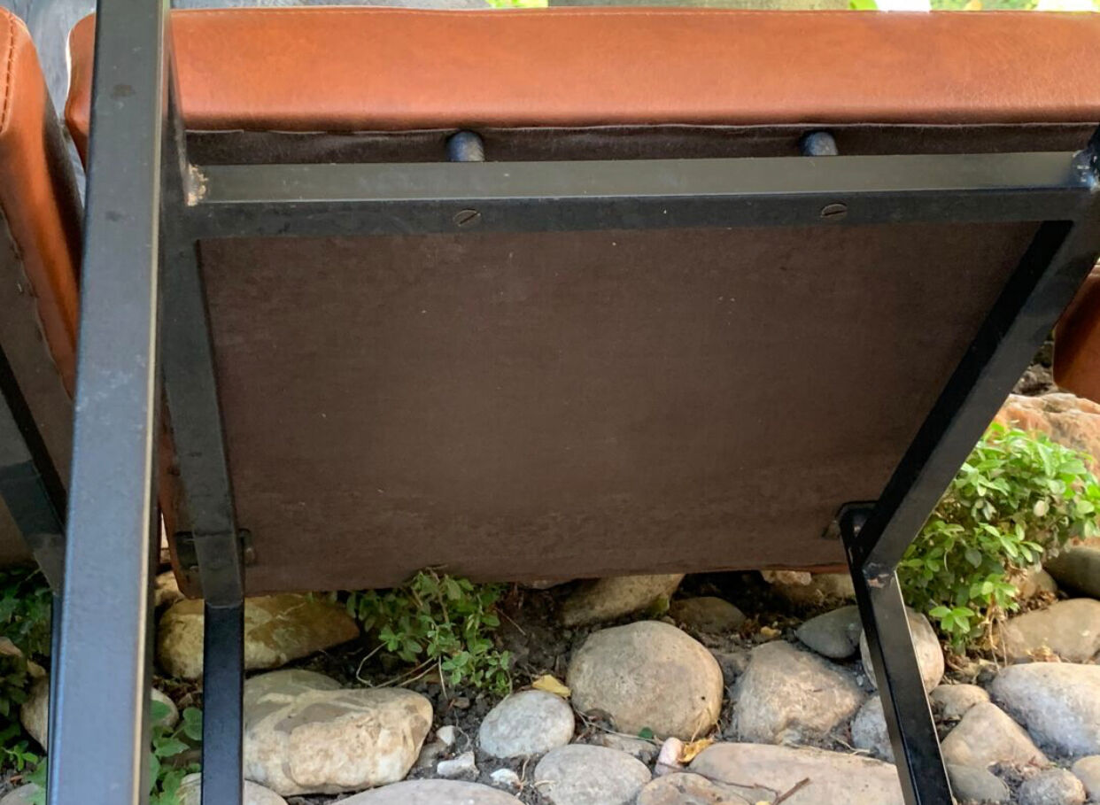 Suite de 5 chauffeuses skaï fauve 1950