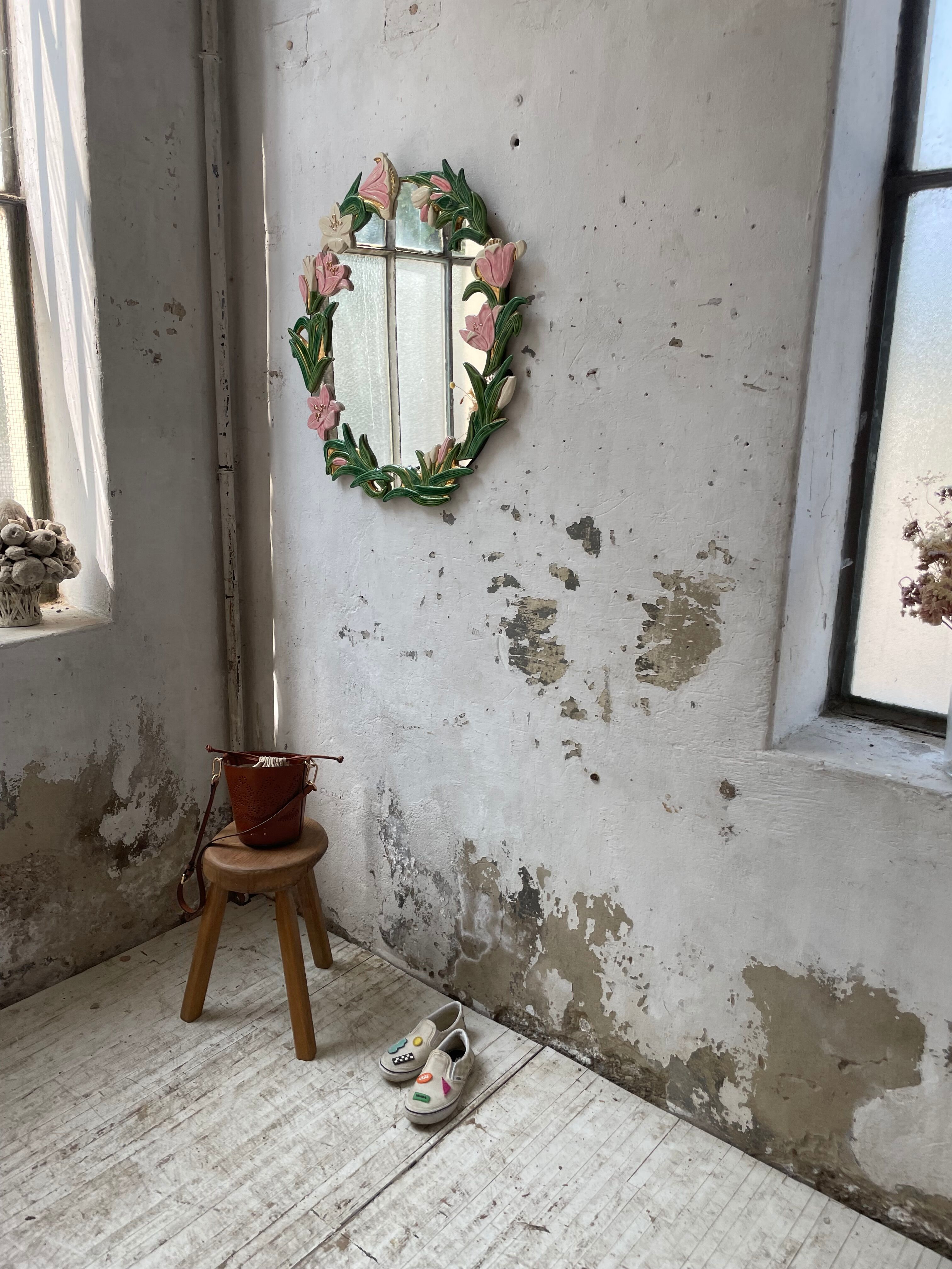 Oval ceramic mirror with flowers