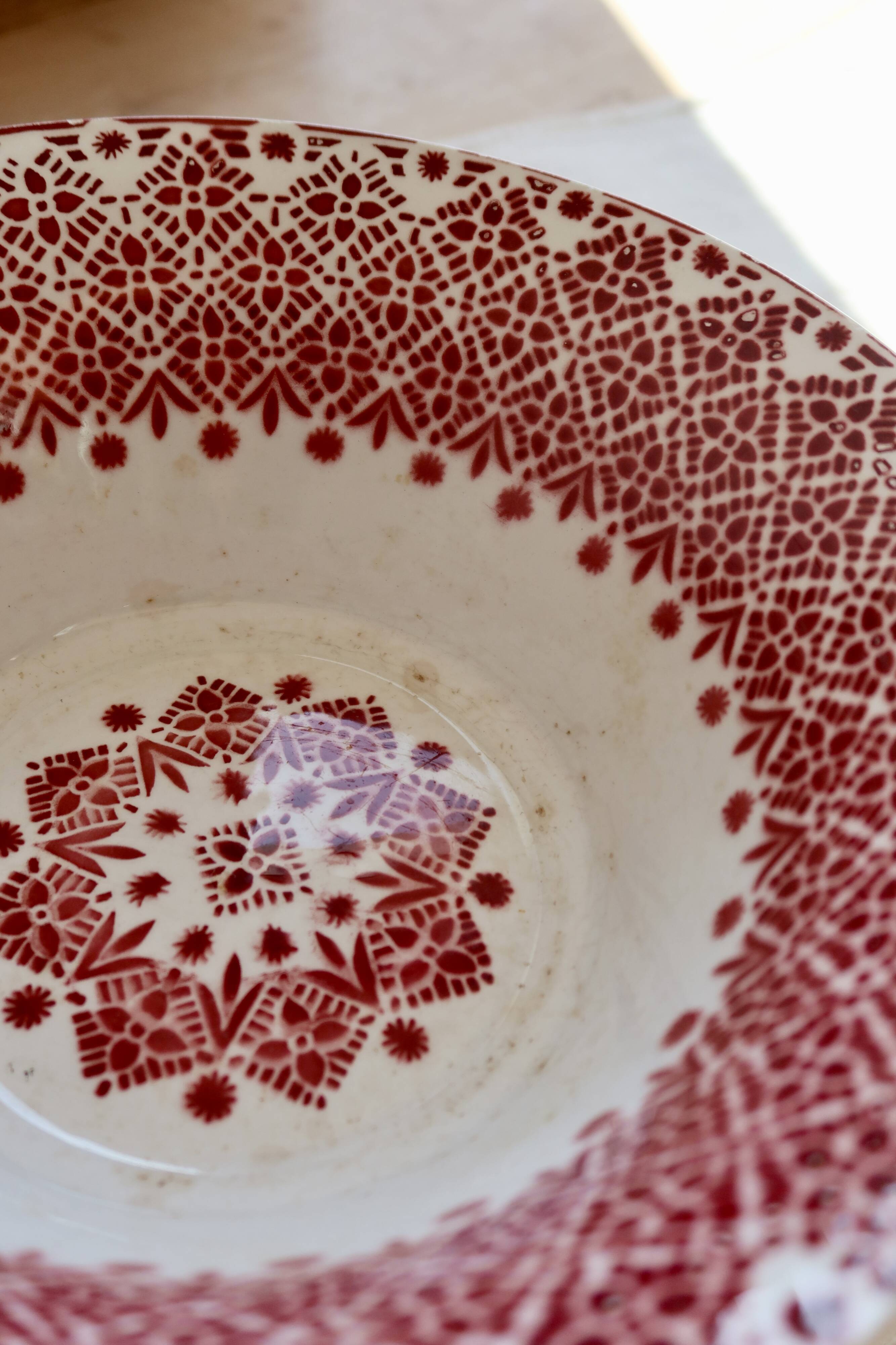 Antique Saint-Amand faience salad bowl model 2078 – Burgundy geometric pattern