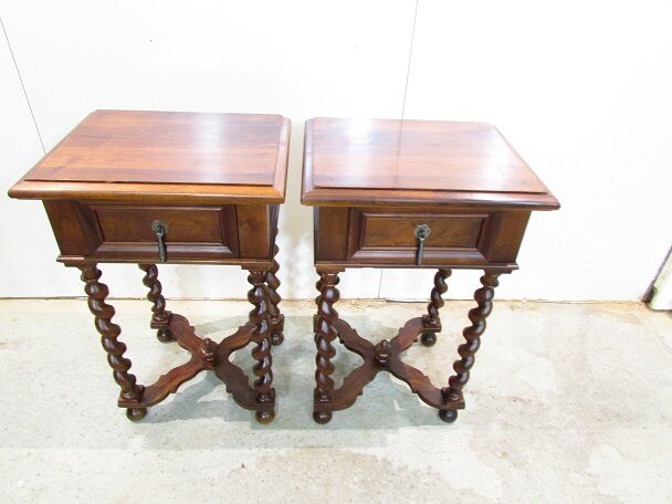 Paire de chevets Louis XIII en noyer