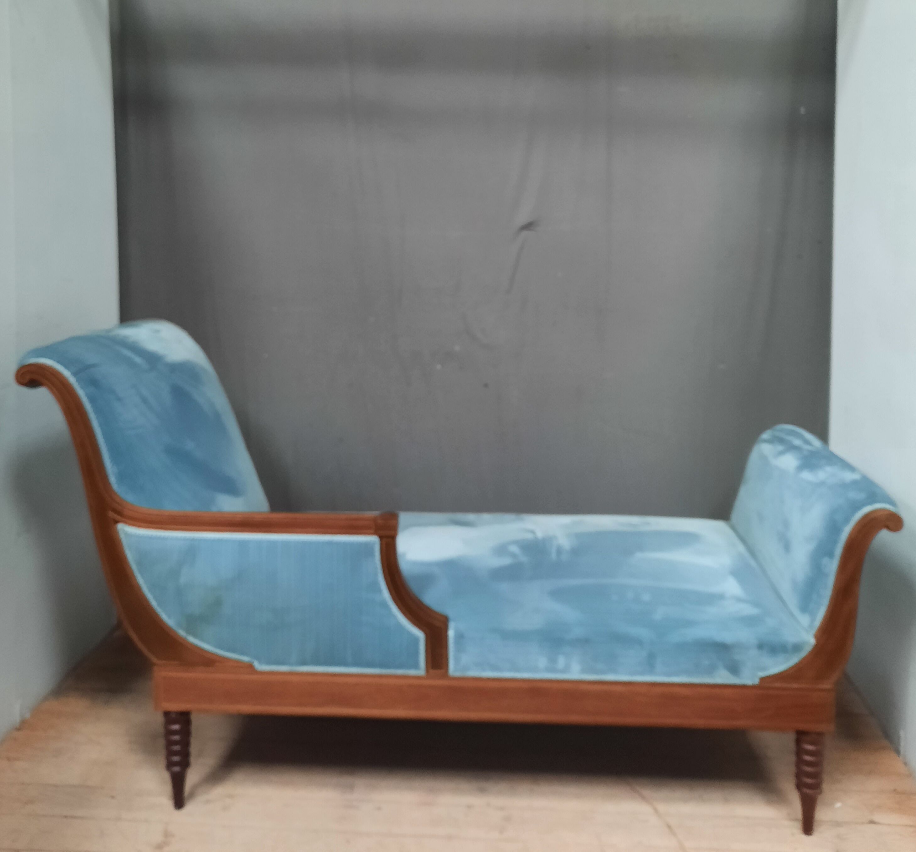 Meridienne in mahogany and blue velvet