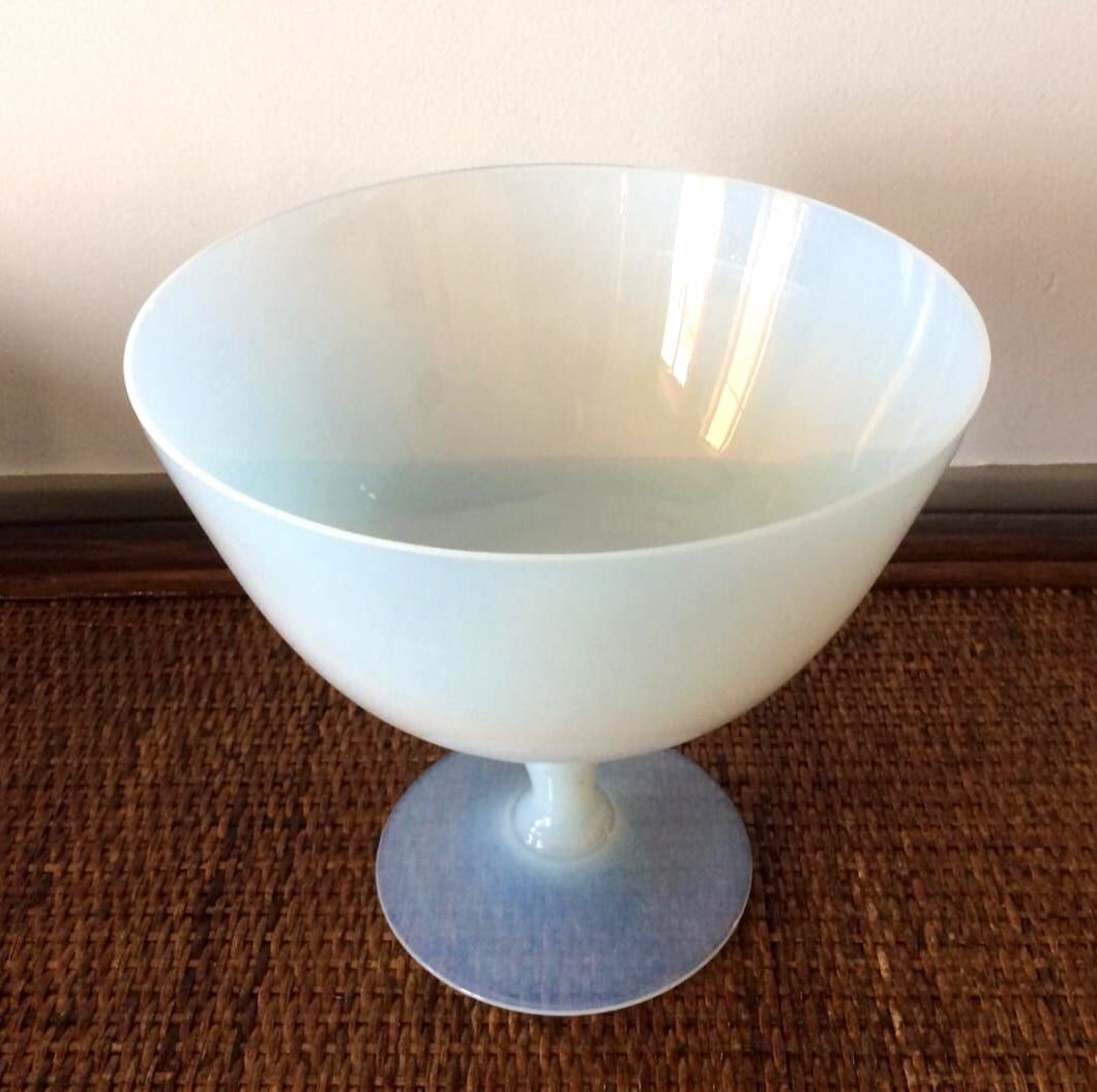 Coupe en opaline piédouche