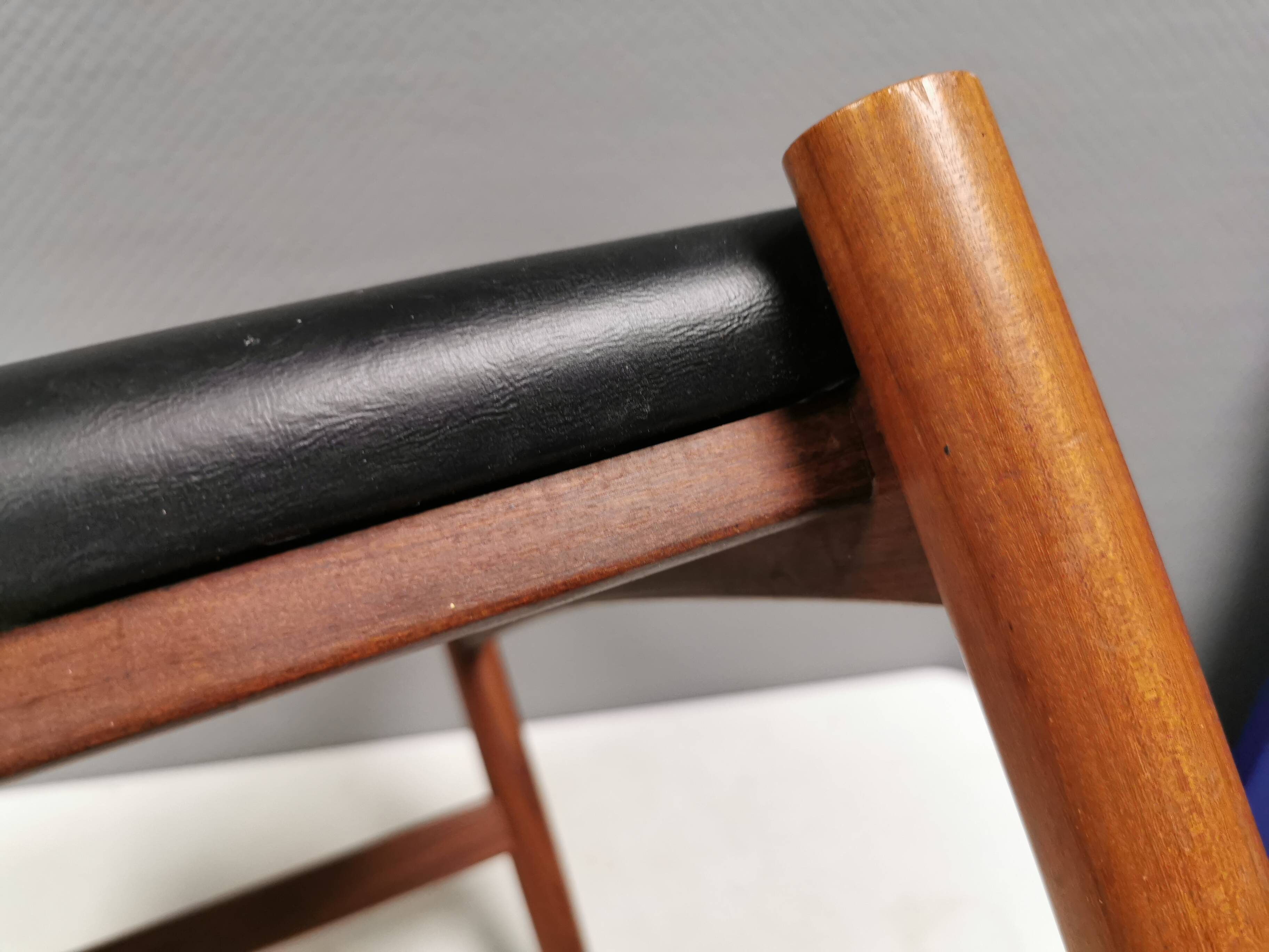 Pouf danois en teck et simili cuir noir 'Skai', années 1960-70.