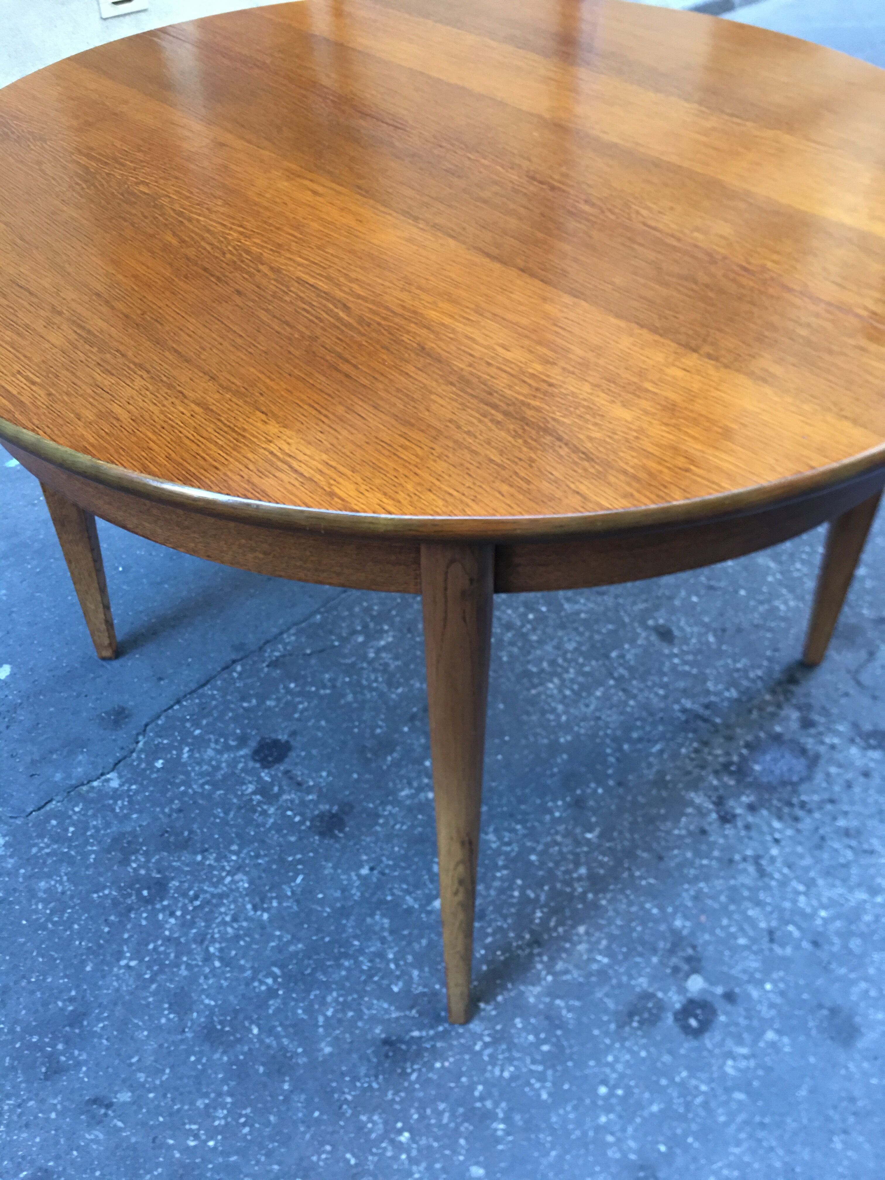 Table ronde scandinave avec verre