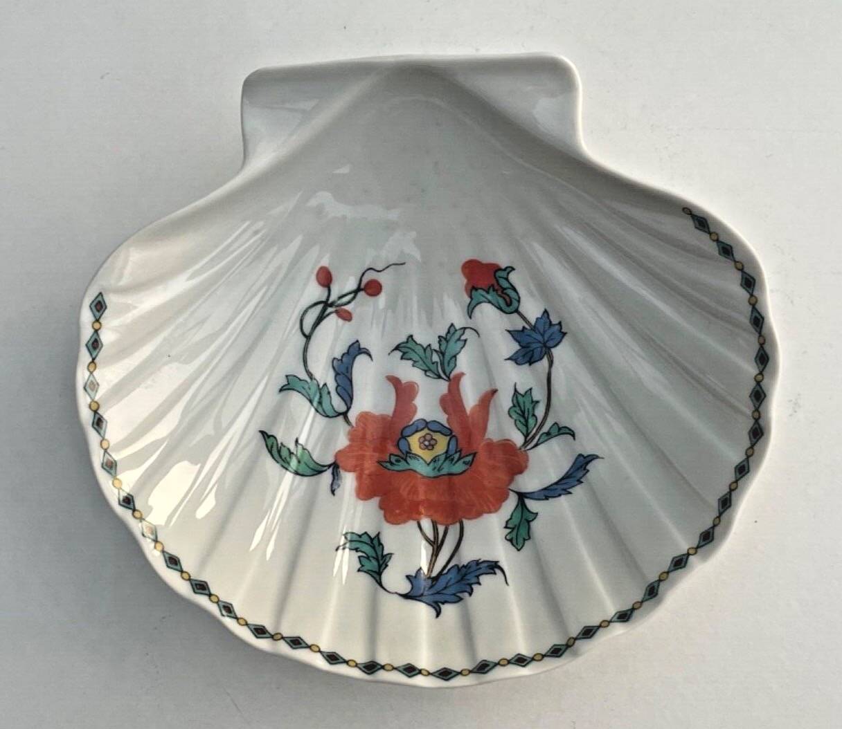 Paris porcelain shell-shaped pocket emptier with vintage poppy decoration