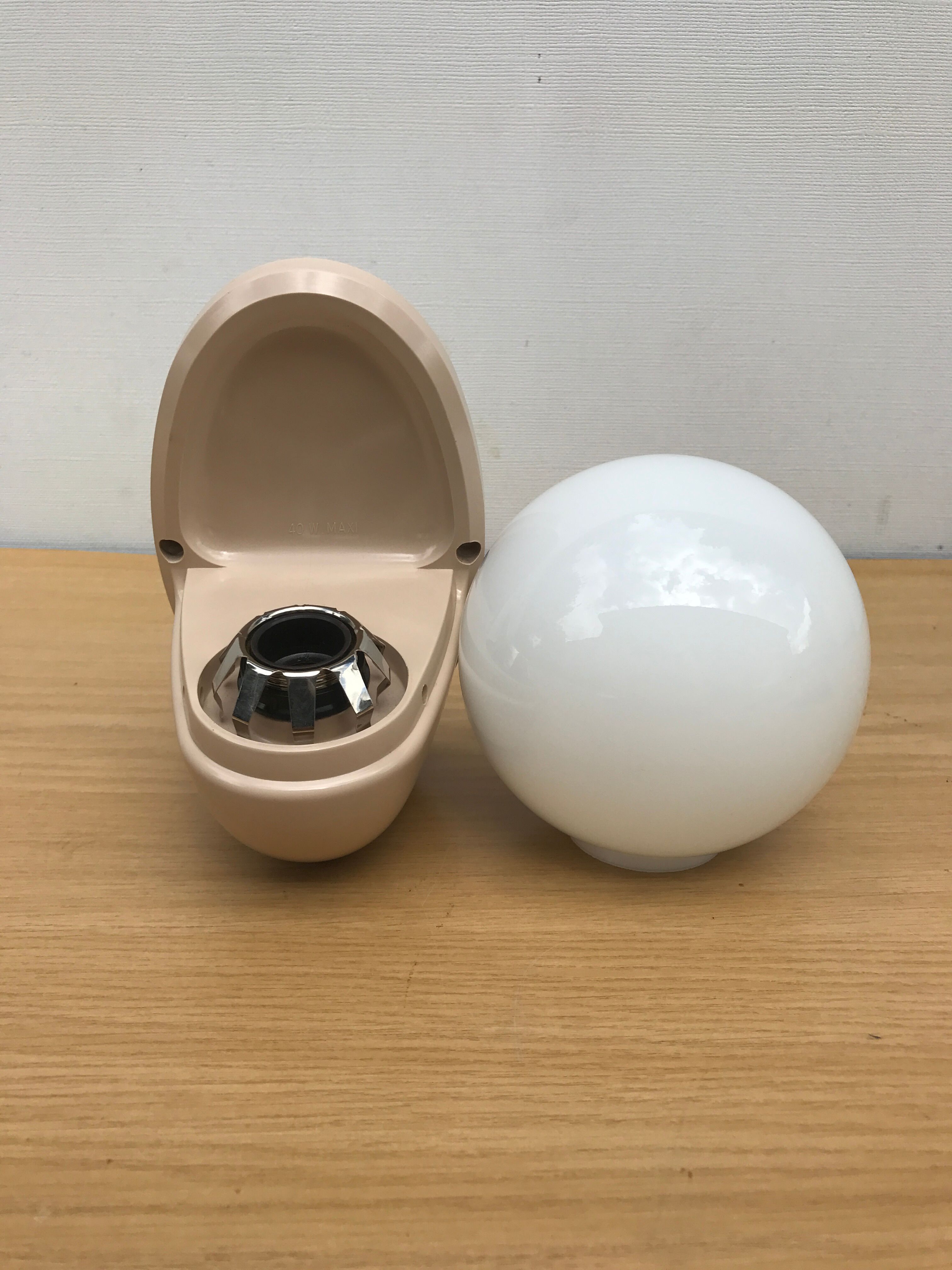 Applique Boule Opaline Blanc Socle Bakélite Beige Salle de Bain Années 70 Vintage
