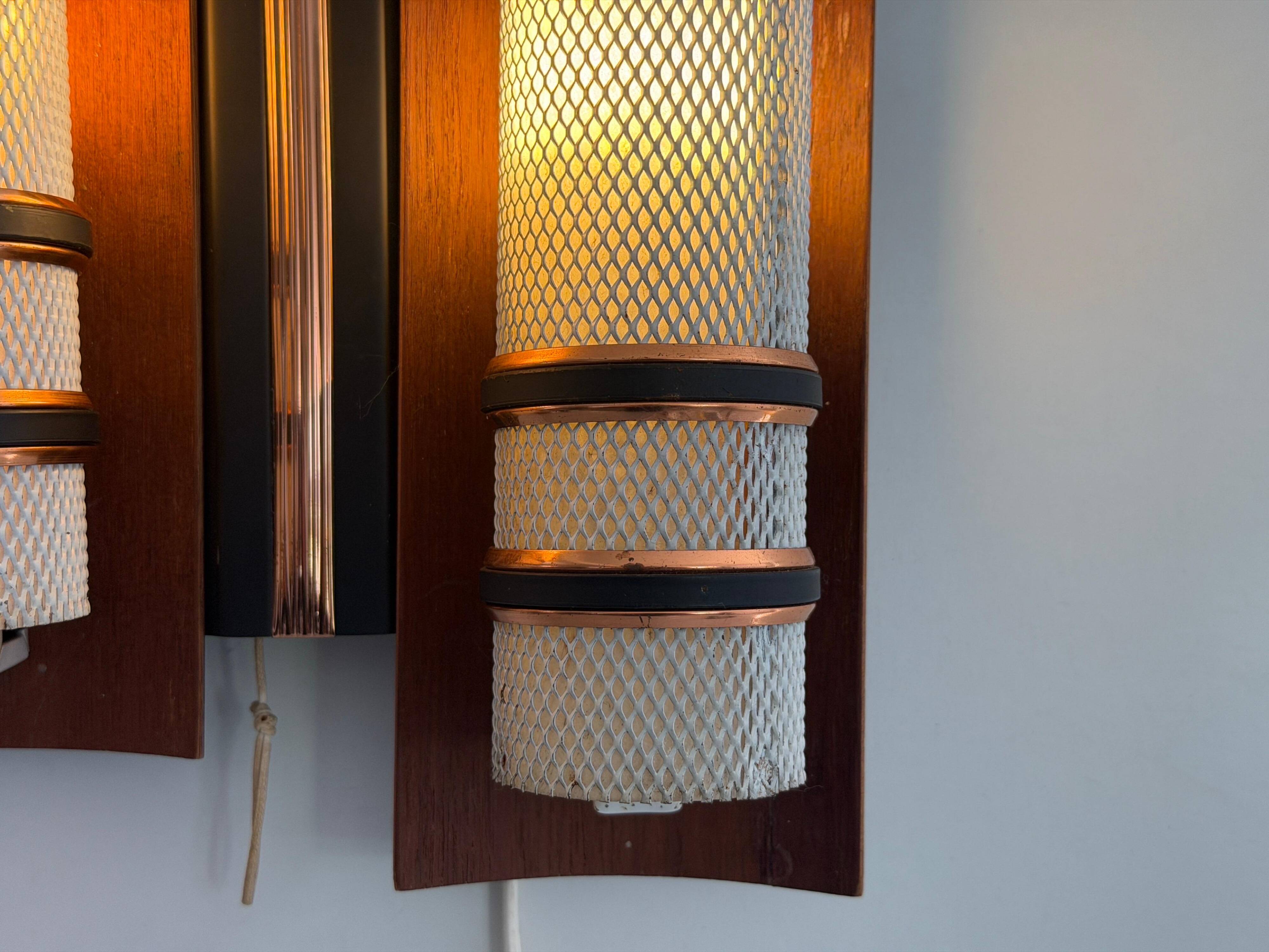 Simple mid-century wall light in metal, wooden and copper base, 1960s, Germany.
