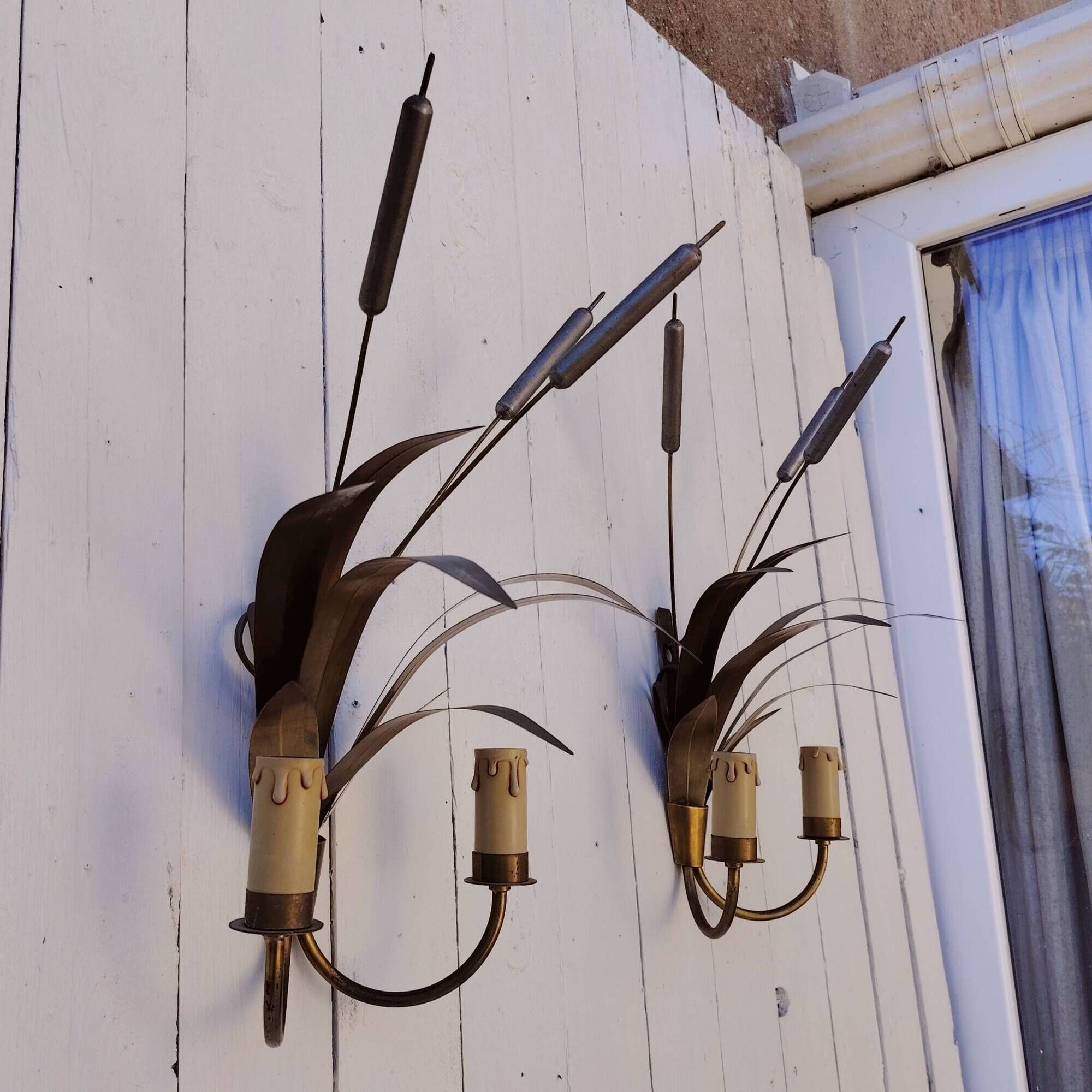 Brass wall lights with a bouquet of reeds by FlorArt.
