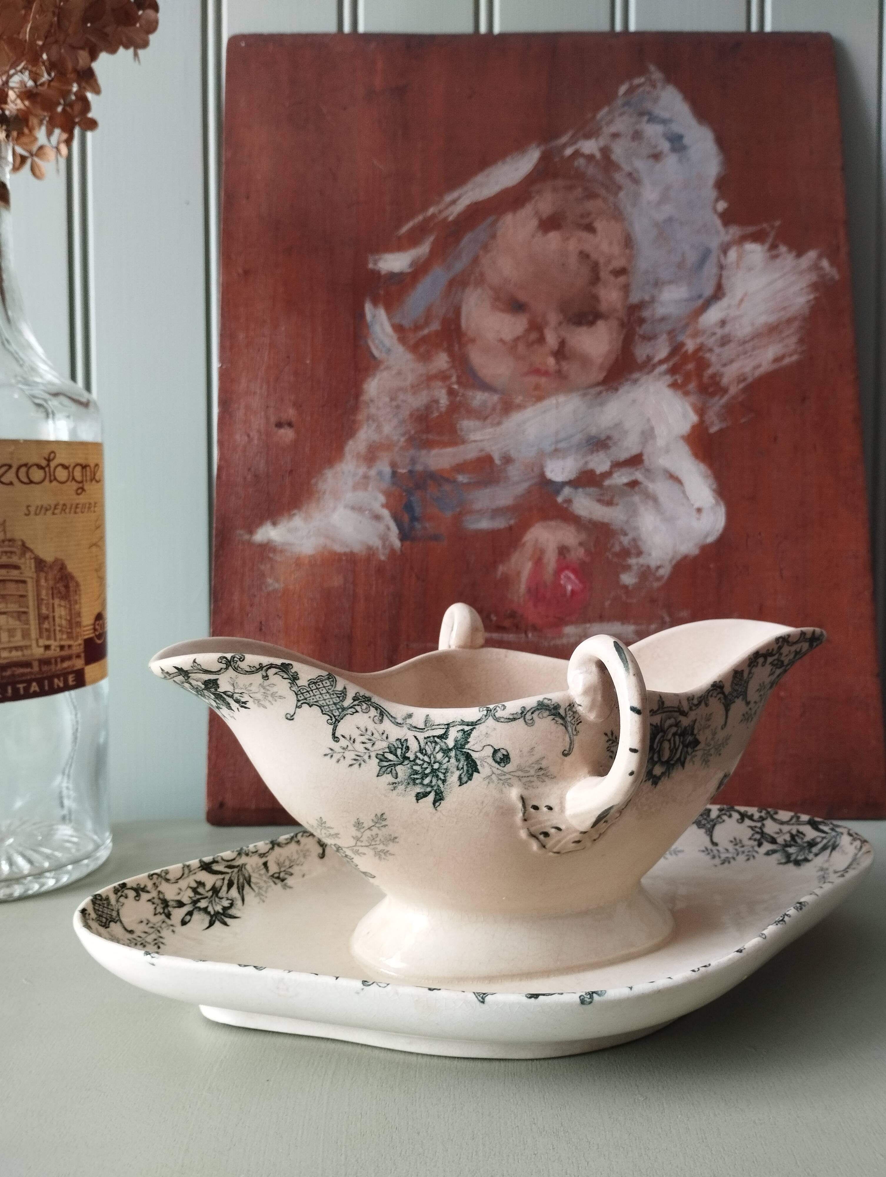 Sauceboat on a dormant iron earth from Choisy-le-Roi "Floréal"