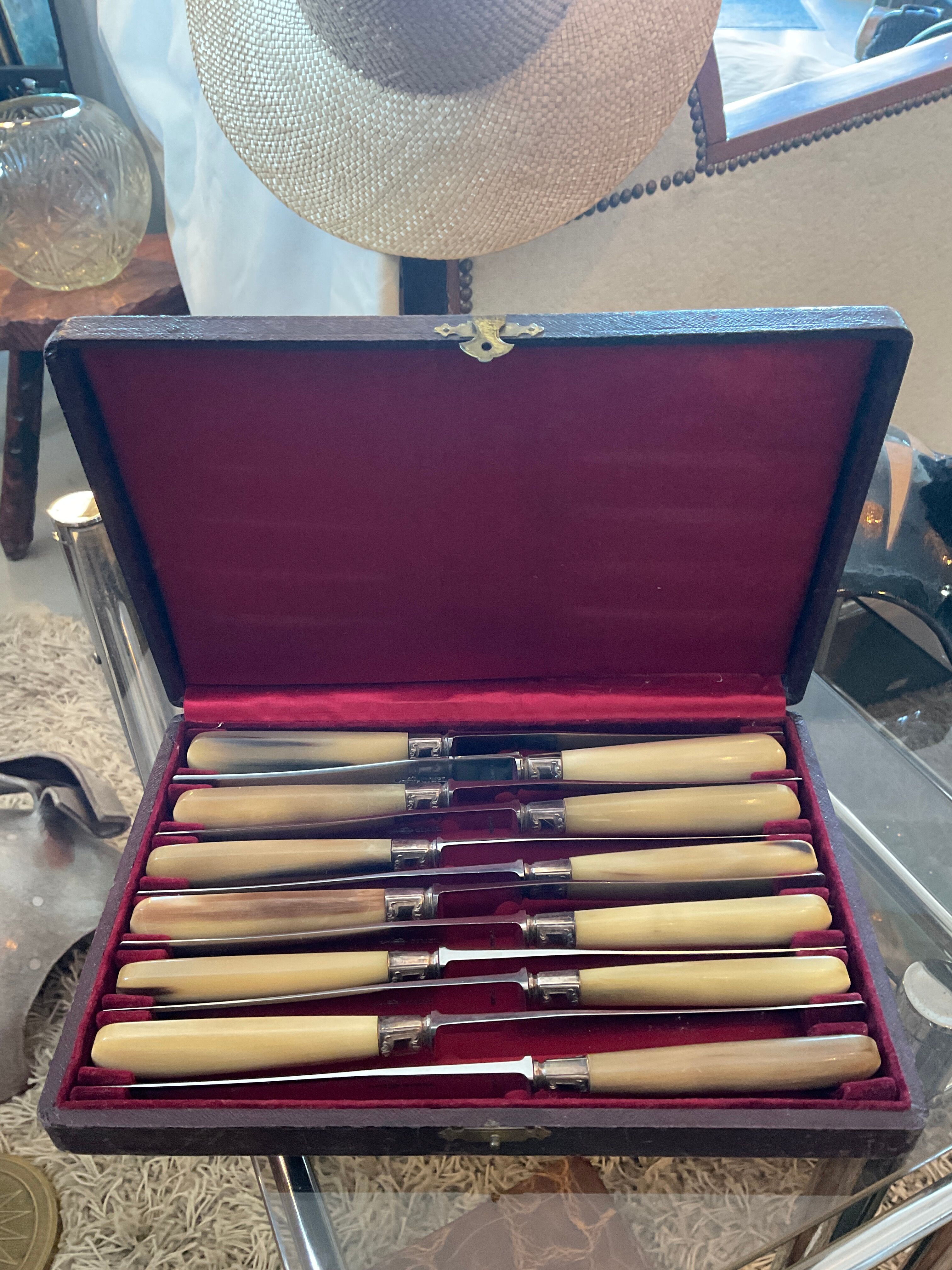 12 table knives. Horn handle