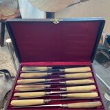 12 table knives. Horn handle