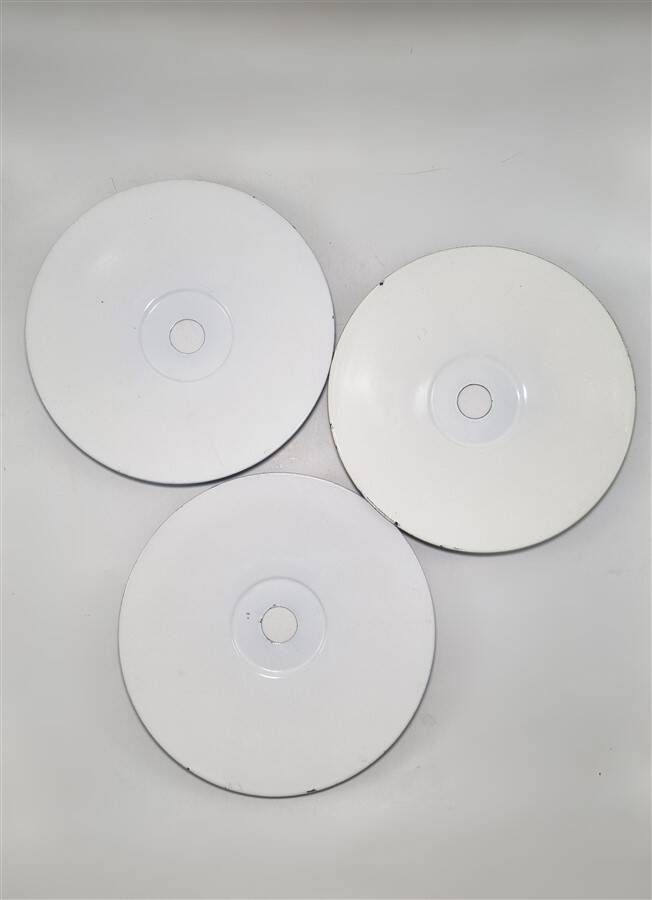 Suspensions in black enamelled sheet metal