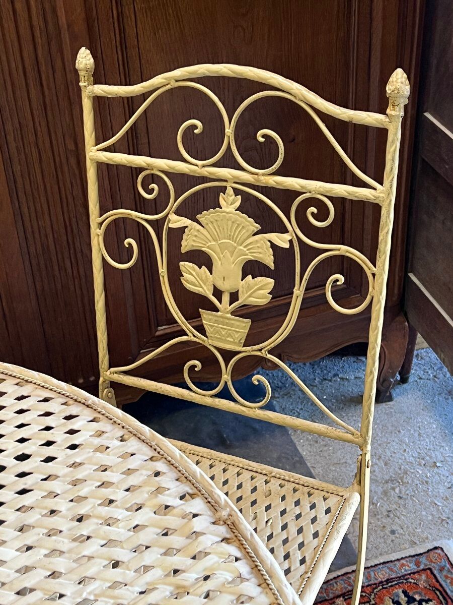 Foldable garden or terrace furniture set made of sheet metal and woven, perforated wrought iron, 5 pieces.