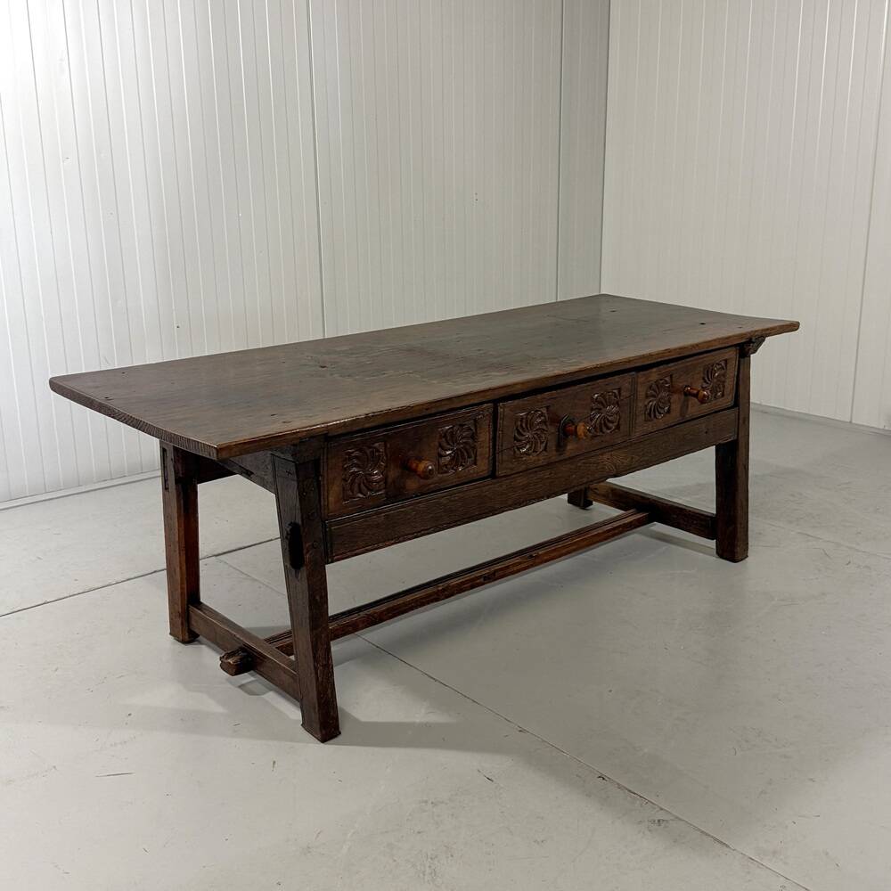 Table basse espagnole antique brutaliste