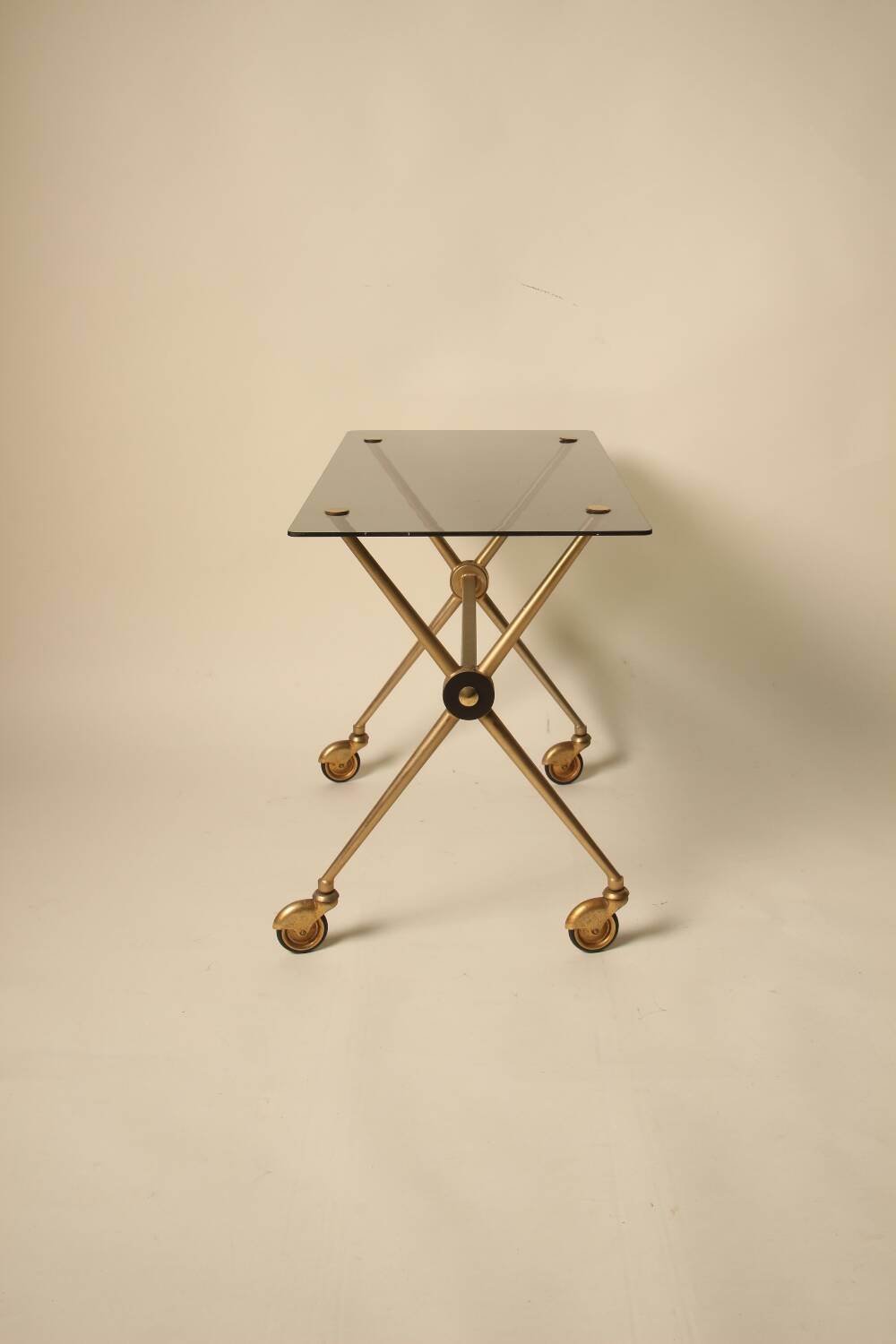 Table d’appoint en laiton et verre dans le style de Jacques Adnet