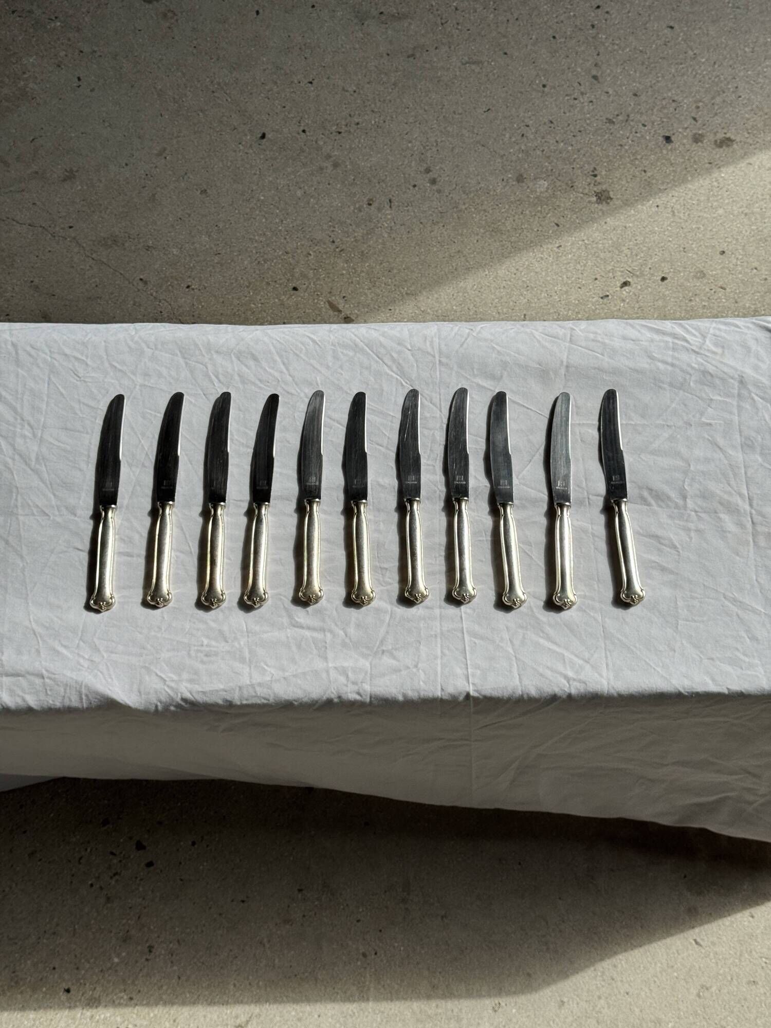 Lot de 11 couteaux anciens en acier inoxydable manches plaqués argent