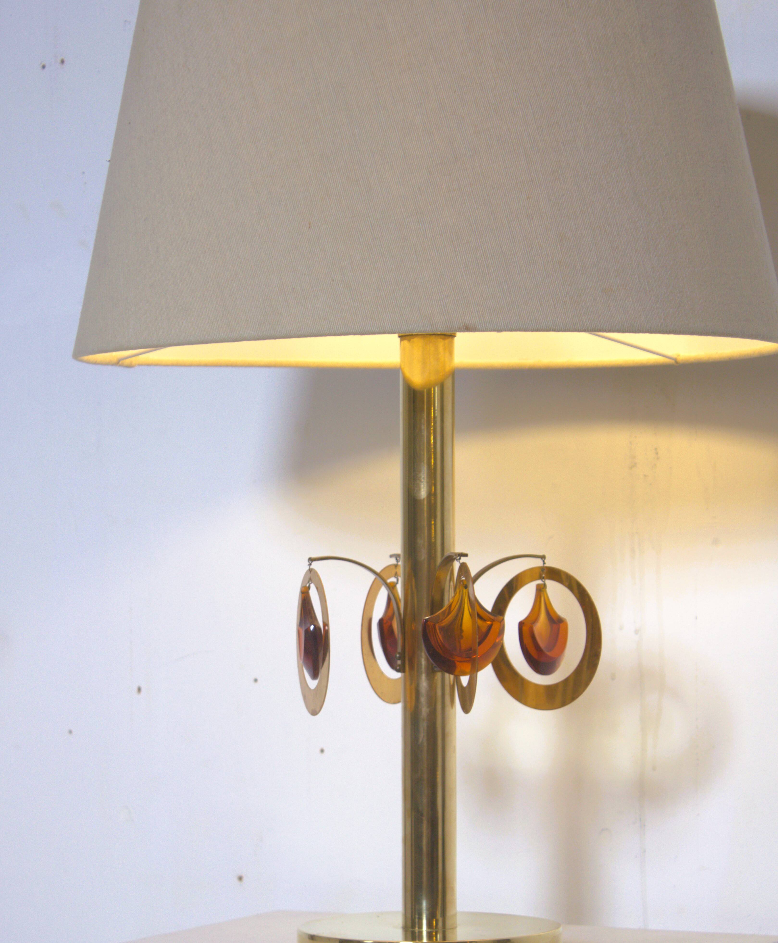 Lampe de table en laiton avec ornements en verre couleur ambre ca  1970