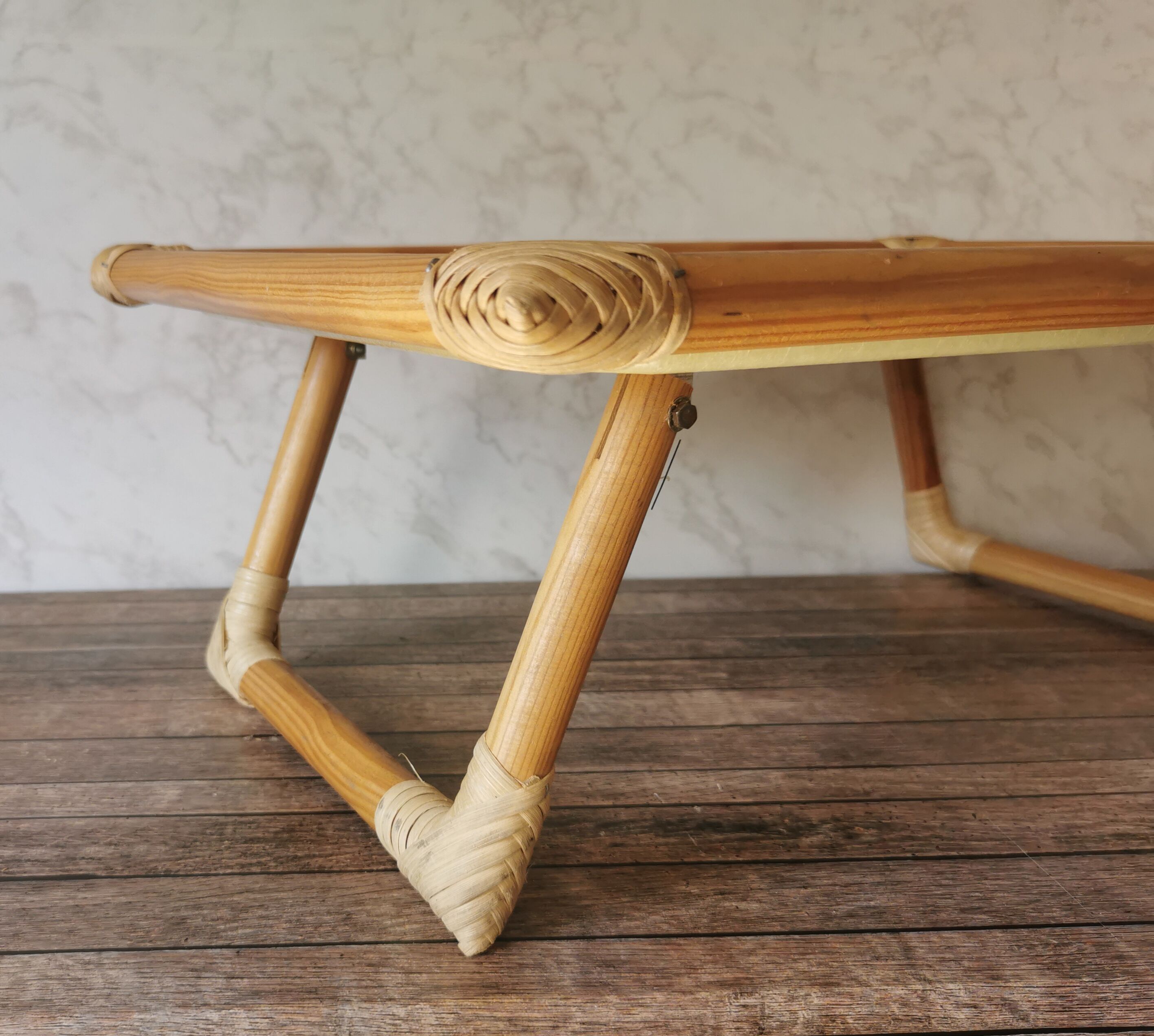 Folding tray parrots and flowers fiber and rattan