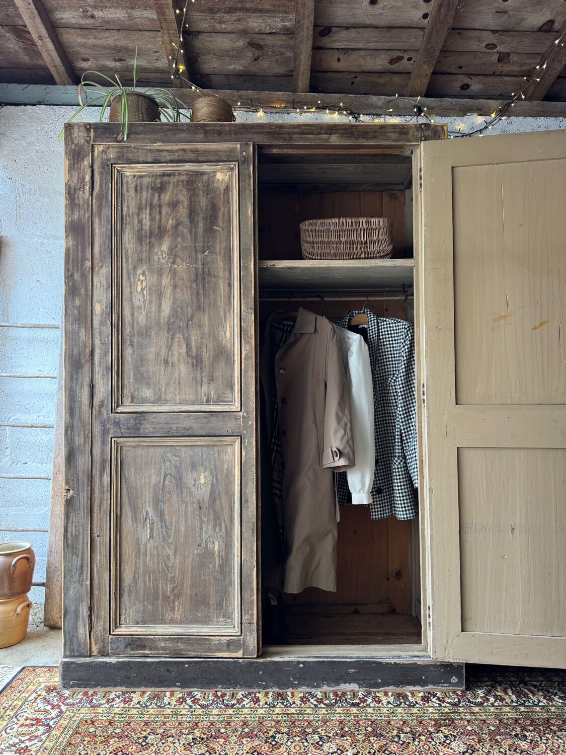 L’armoire ancienne patinée