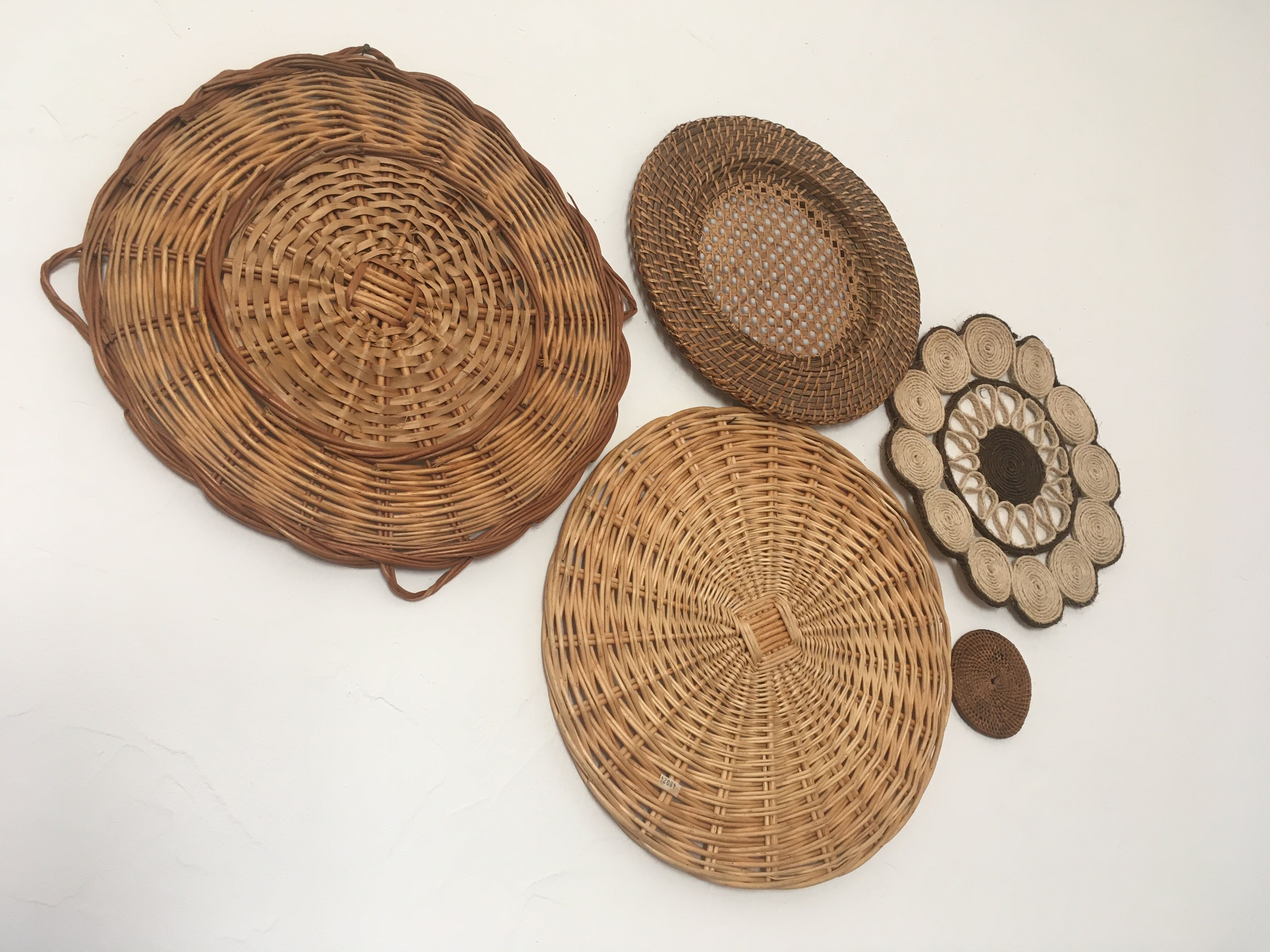 Wall composition of wicker and rope elements.