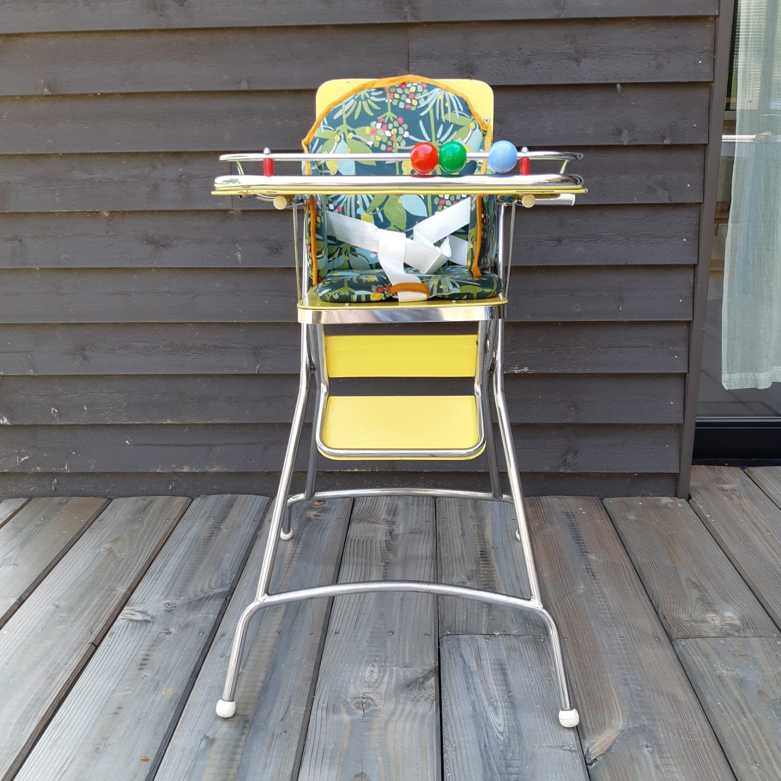 Foldable removable yellow formica baby high chair