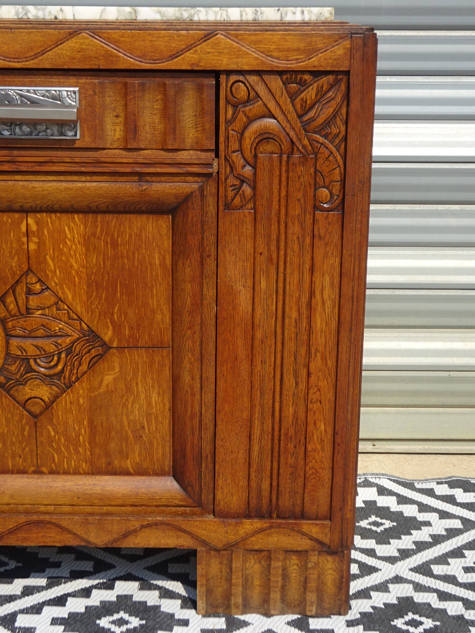 Ancien buffet en chêne et marbre, époque et style Art Déco