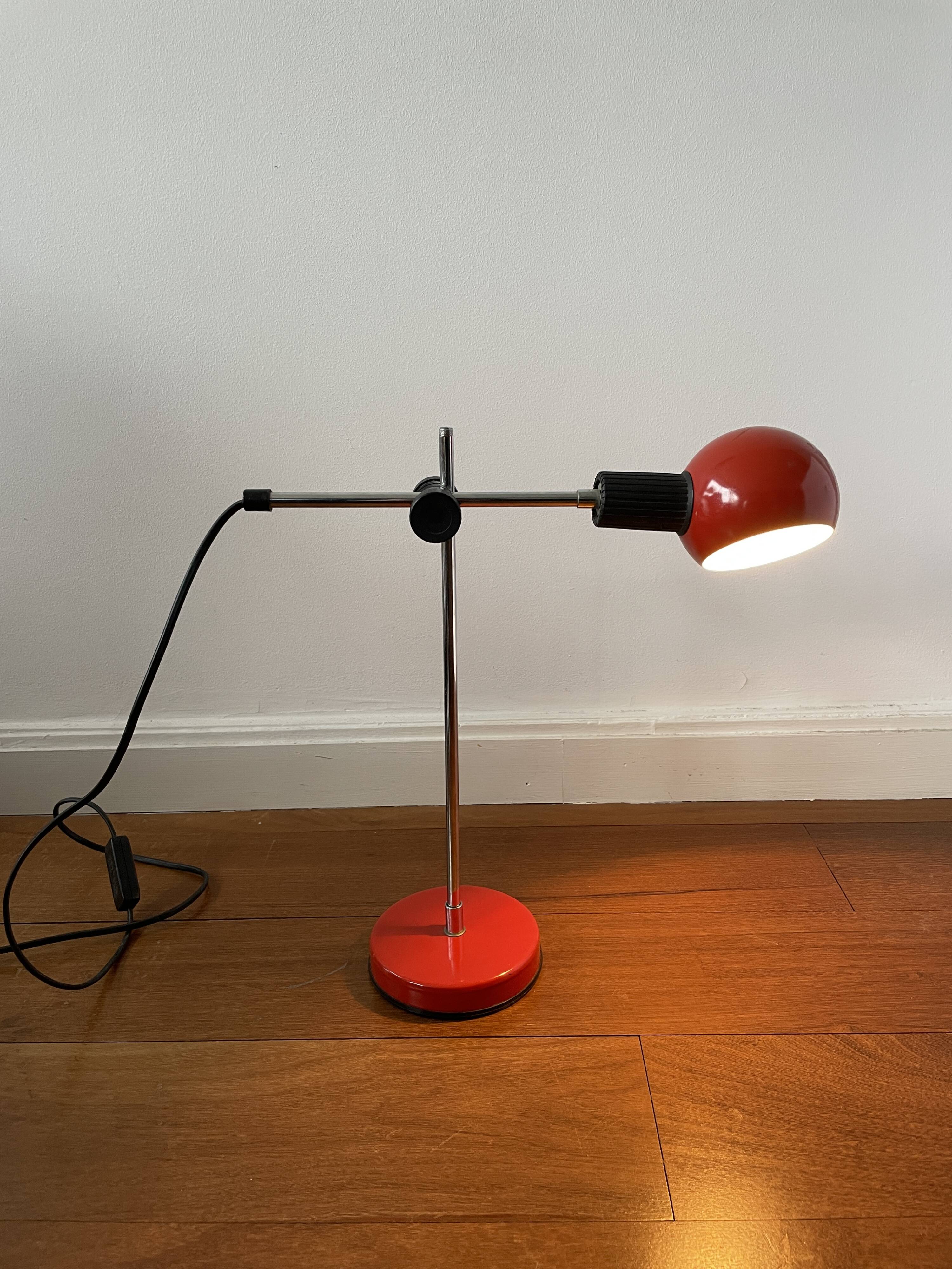 Lampe vintage rouge années 80 Veneta Lumi